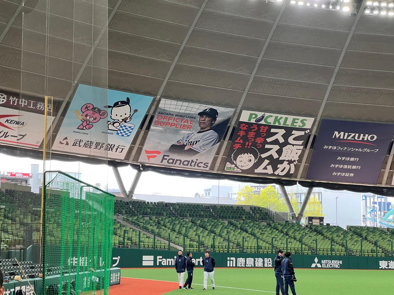 ベルーナドーム左翼席屋根に設置された西武松井監督の広告看板（撮影・金子真仁）