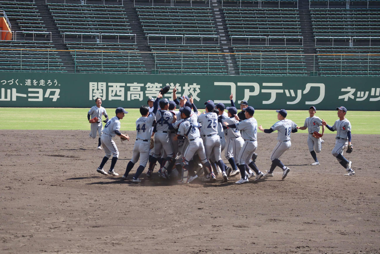 優勝した関メディベースボール学院ヤングに歓喜の輪が広がった（撮影・岡崎空日南太）