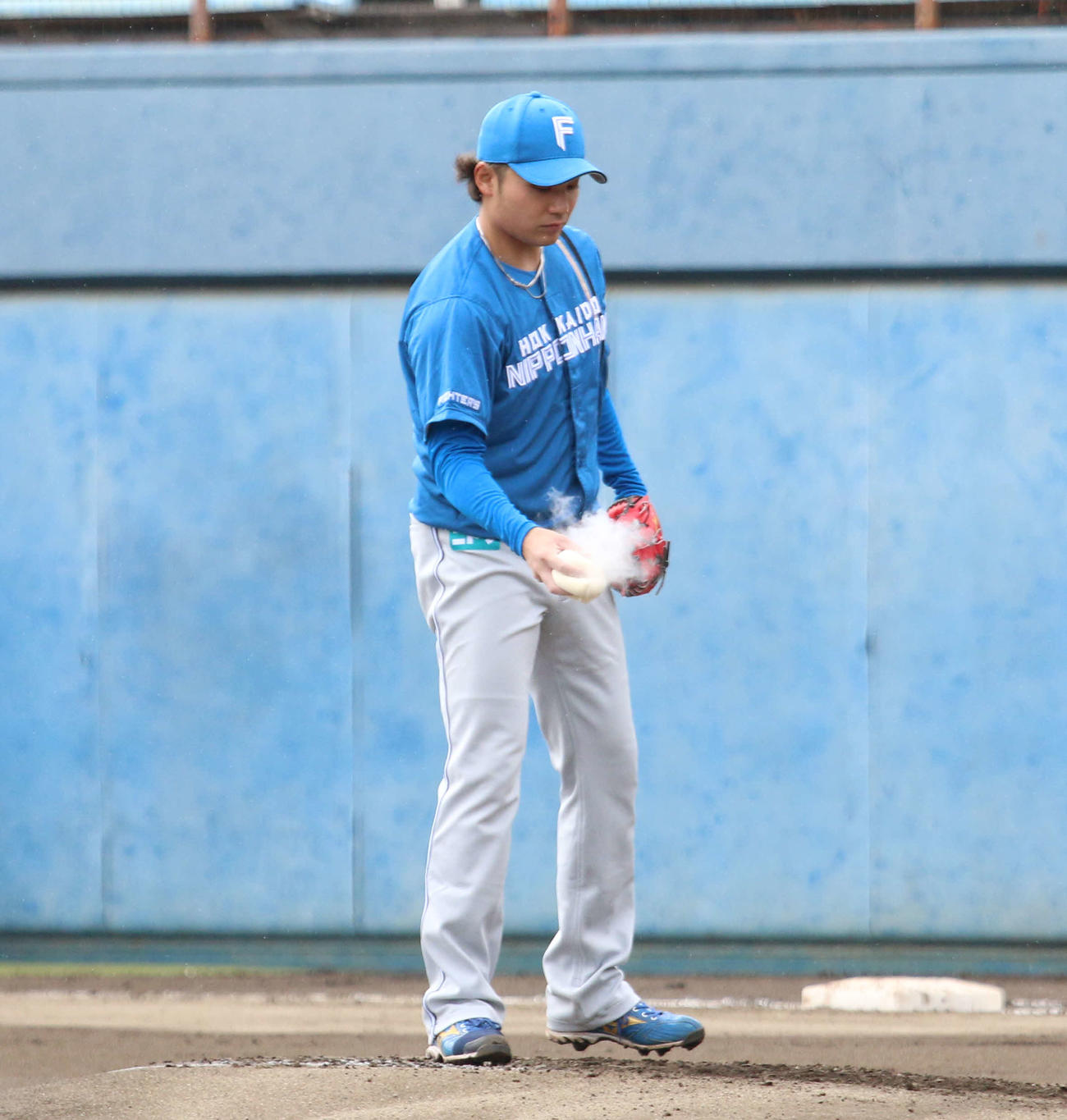 DeNA対日本ハム　ロジンを手に取って付ける日本ハム伊藤（撮影・木下大輔）