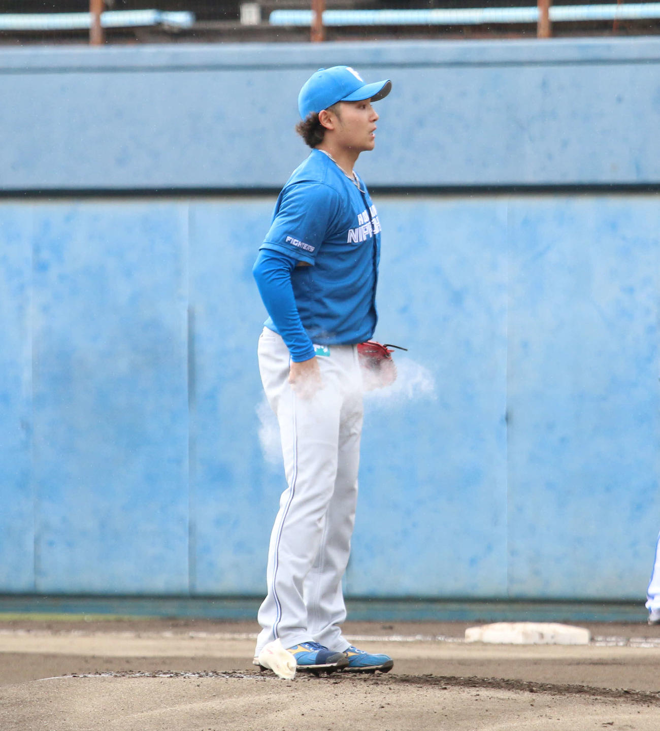 DeNA対日本ハム　ロジンを手に取って付ける日本ハム伊藤（撮影・木下大輔）