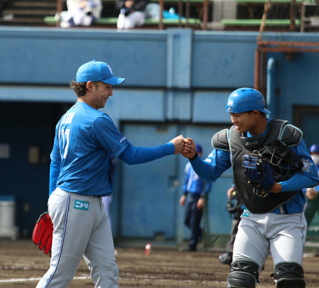 DeNA対日本ハム　3回の投げ終わりに田宮とグータッチする日本ハム伊藤（撮影・木下大輔）