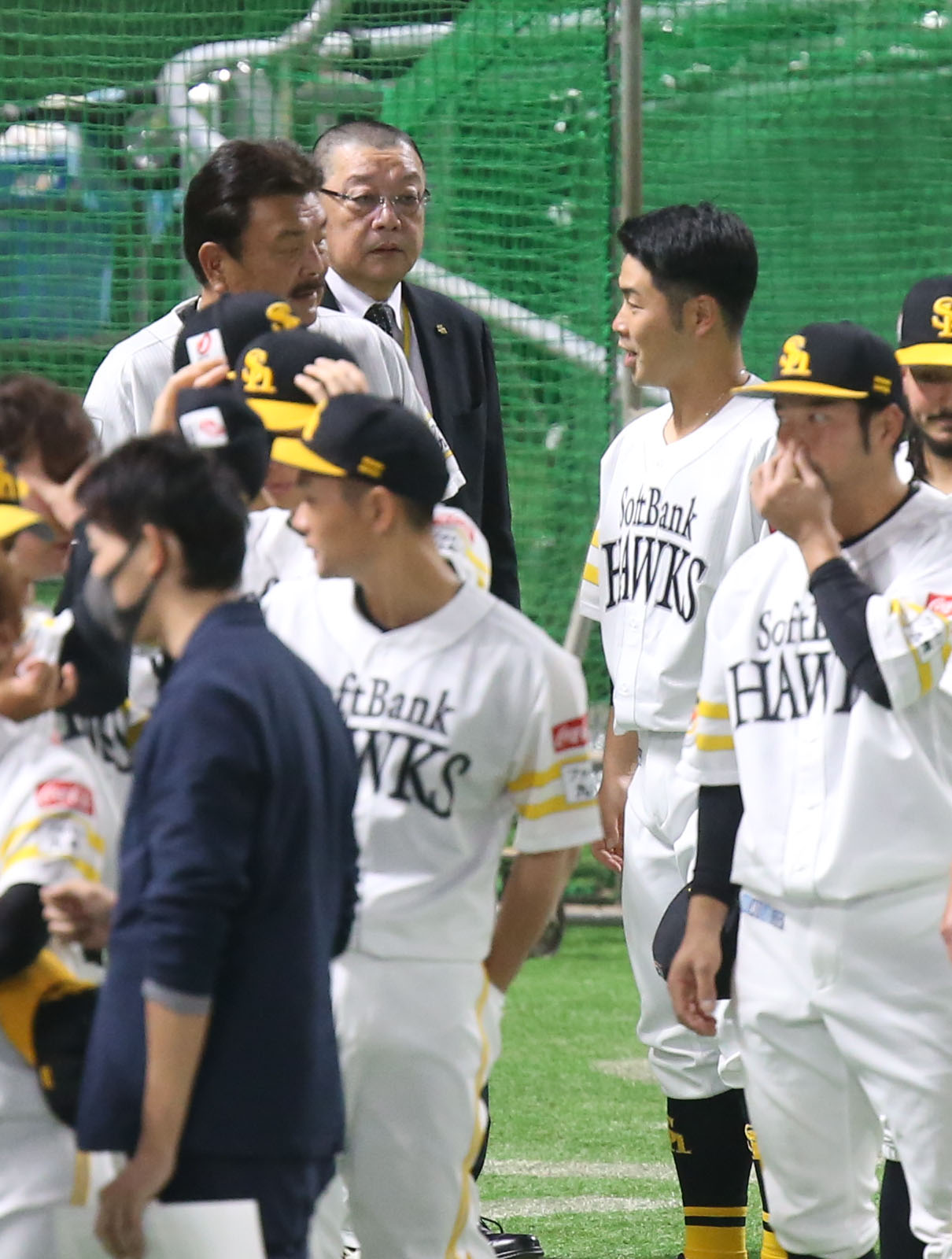 チームに合流し、藤本監督（左）と話をする近藤（撮影・屋方直哉）