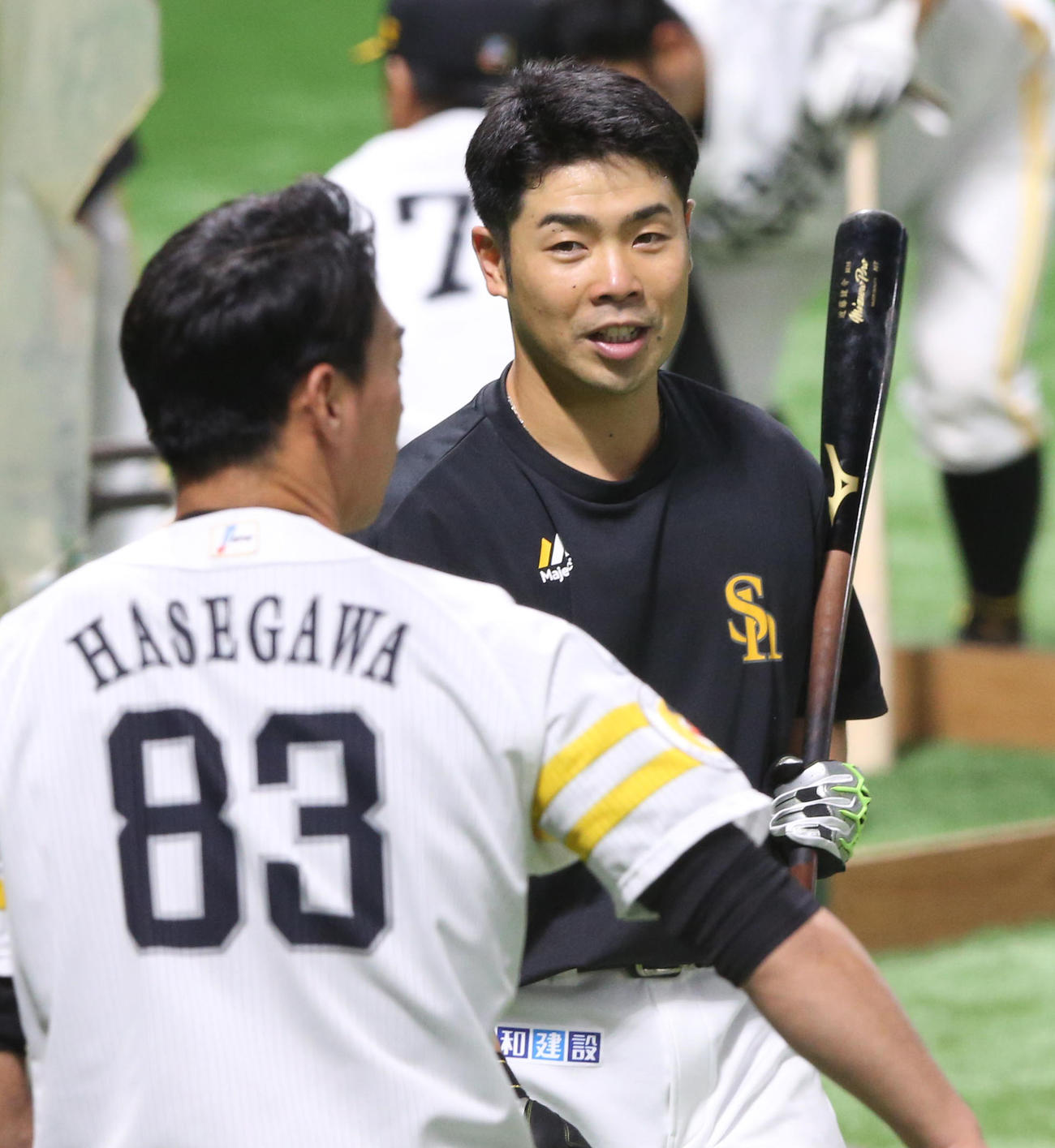 打撃練習の合間に近藤健介は長谷川勇也コーチと笑顔で話をする（撮影・冨田成美）