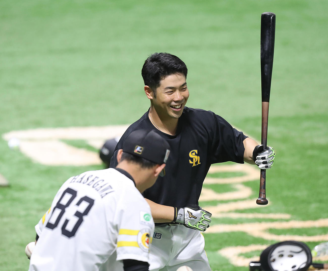 チームに合流し、打撃練習で笑顔を見せる近藤（撮影・屋方直哉）