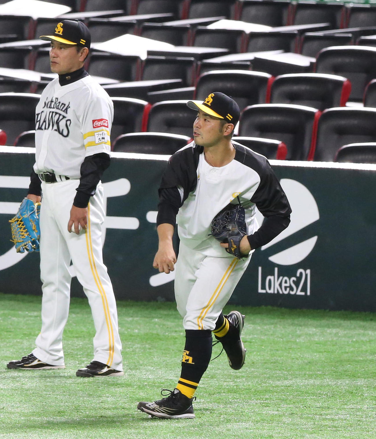 ノックの前、キャッチボールで体をほぐす近藤健介、左は村松コーチ（撮影・冨田成美）