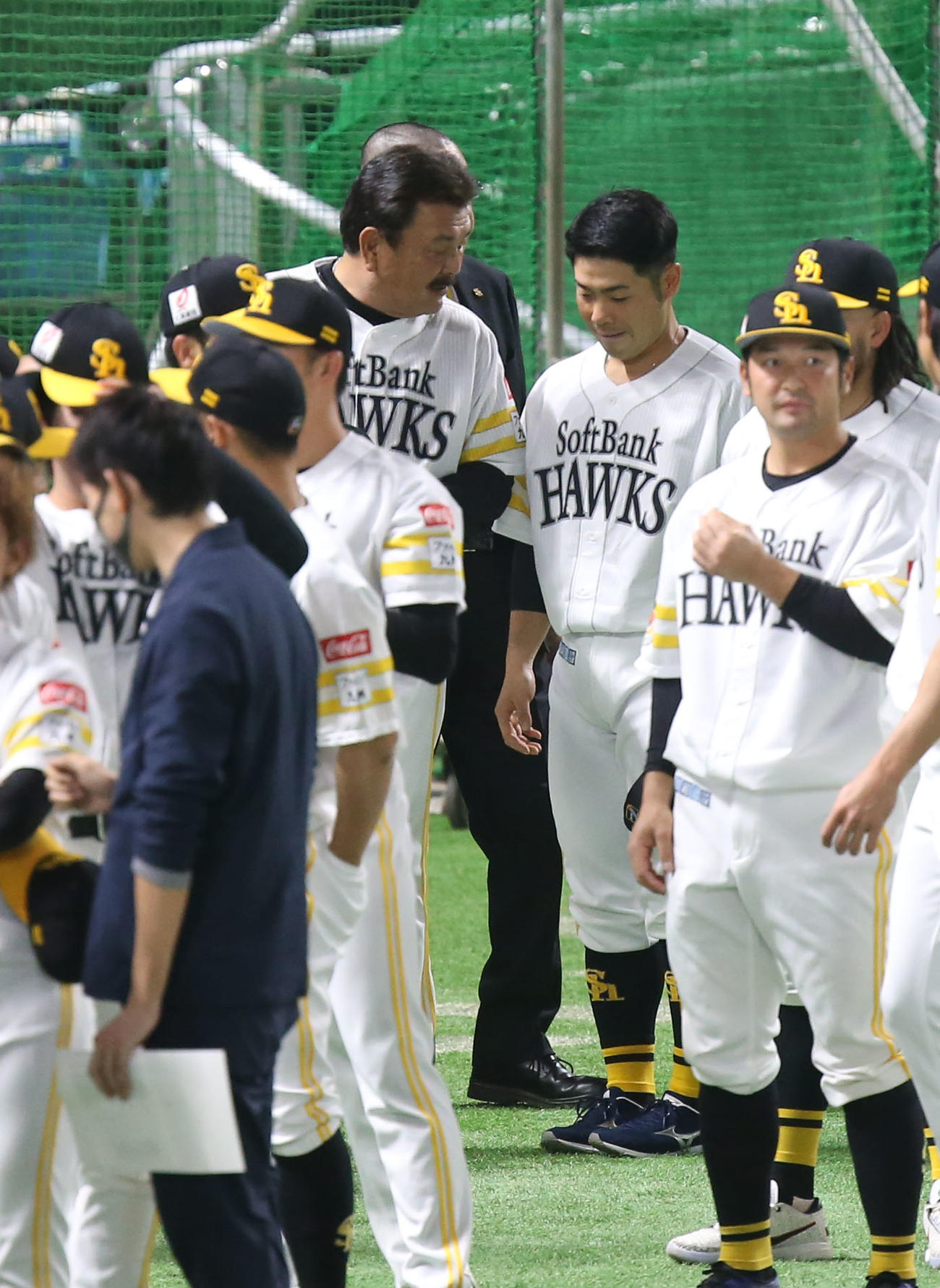 チームに合流し、藤本監督（左）と話をする近藤（撮影・屋方直哉）