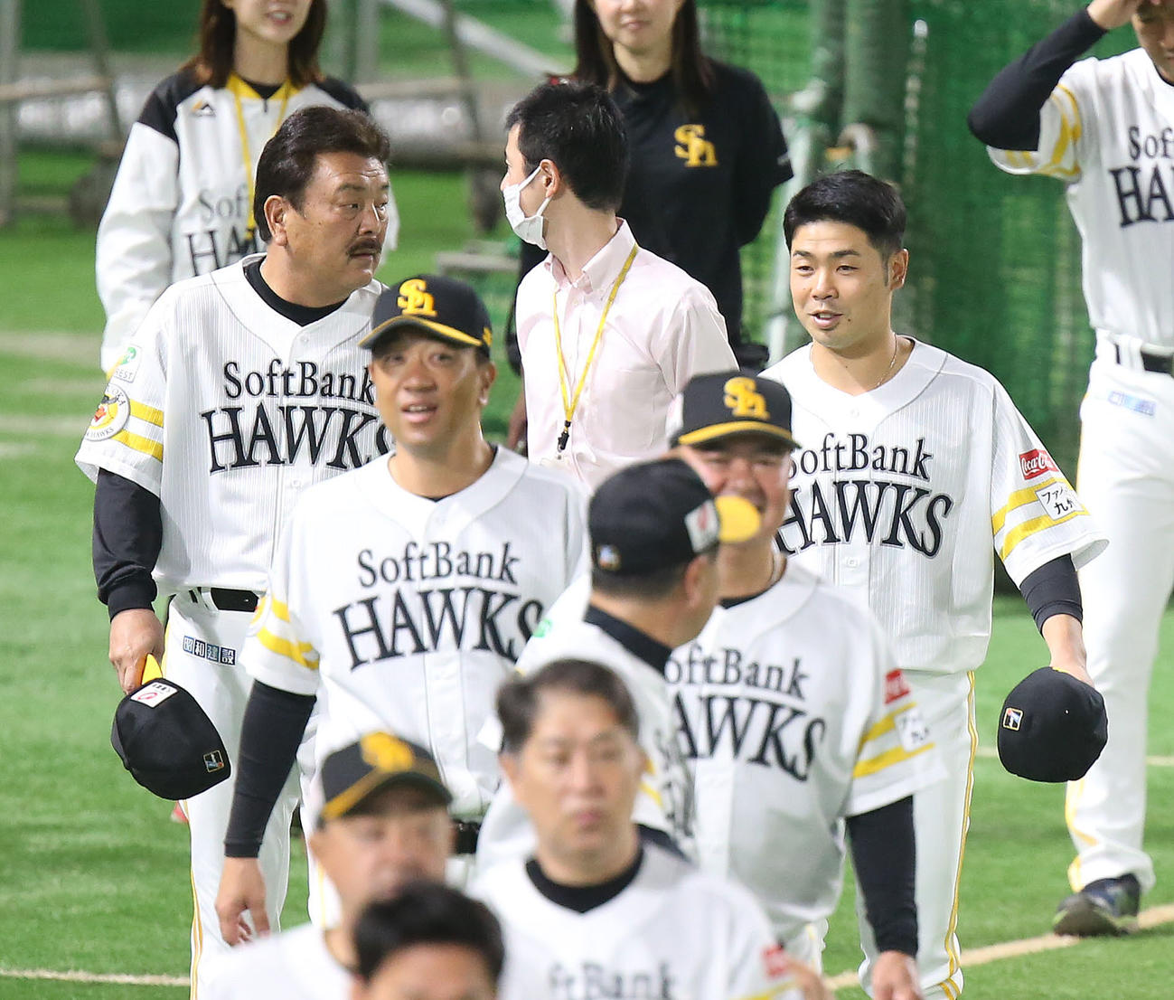 チームに合流し、藤本監督（左）と話をする近藤（撮影・屋方直哉）