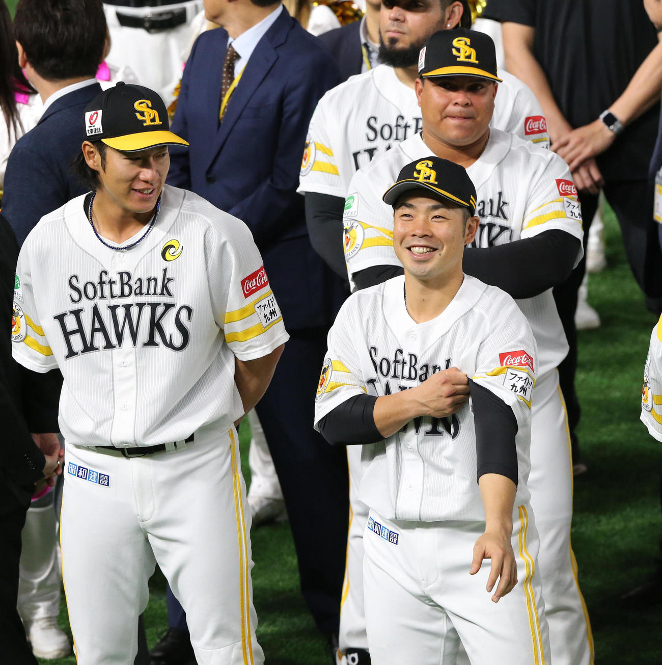 WBCからチームに合流した近藤健介、頼もしそうに近藤を見つめる柳田悠岐（撮影・冨田成美）