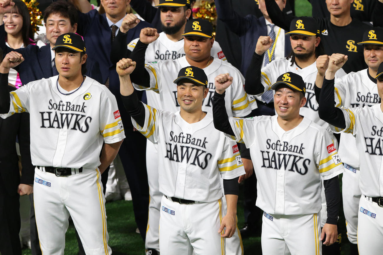 チームの記念撮影で、笑顔でガッツポーズの近藤健介（撮影・冨田成美）