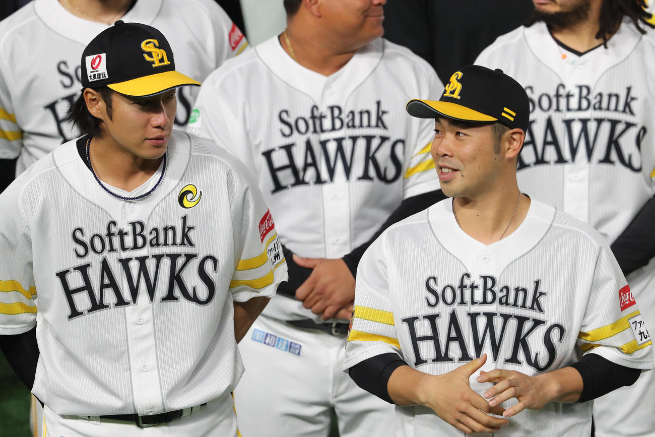 記念撮影の前に柳田悠岐と笑顔で話をする近藤健介（撮影・梅根麻紀）
