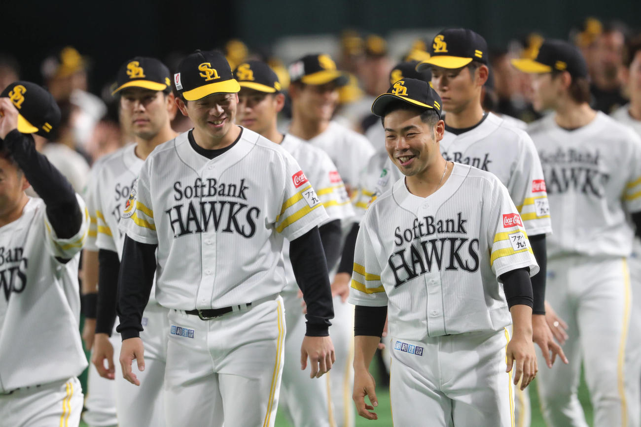 記念撮影を終えた近藤健介と大関友久は話をする（撮影・梅根麻紀）