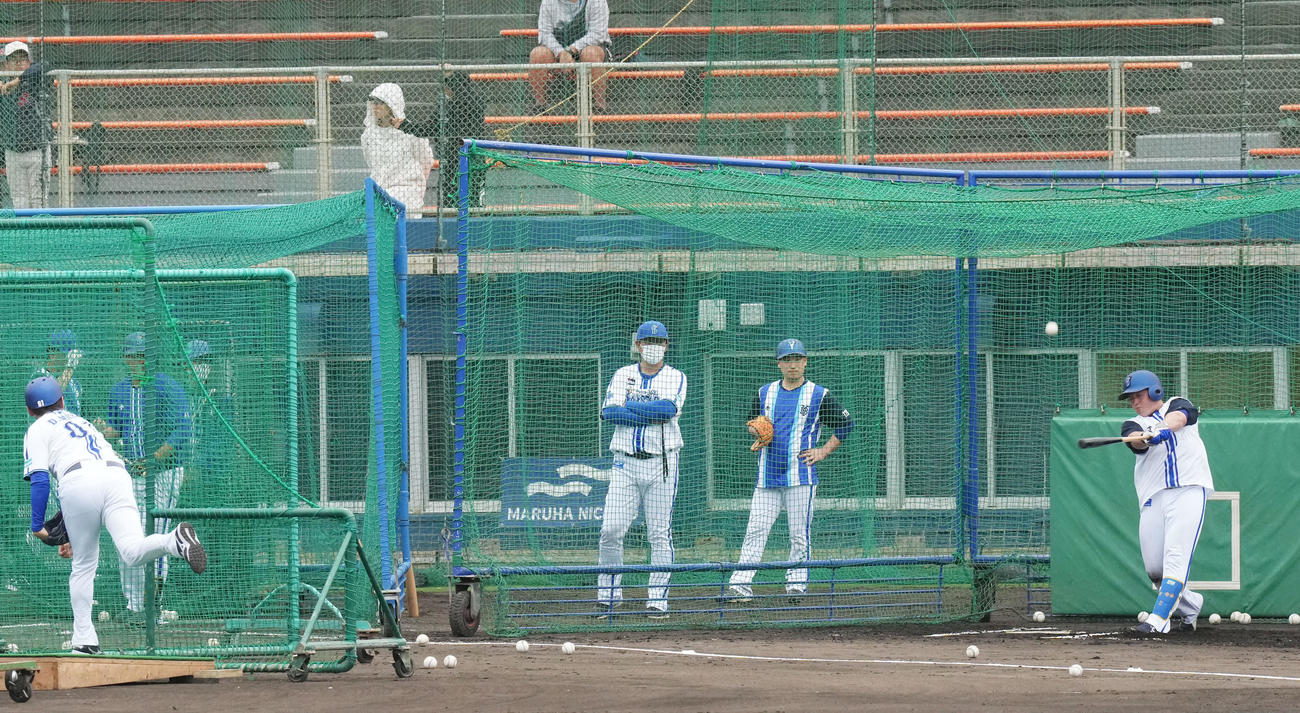 居残り特打で打撃投手を務めるDeNA三浦監督（左）から柵越えを放つ牧（2023年2月4日撮影）