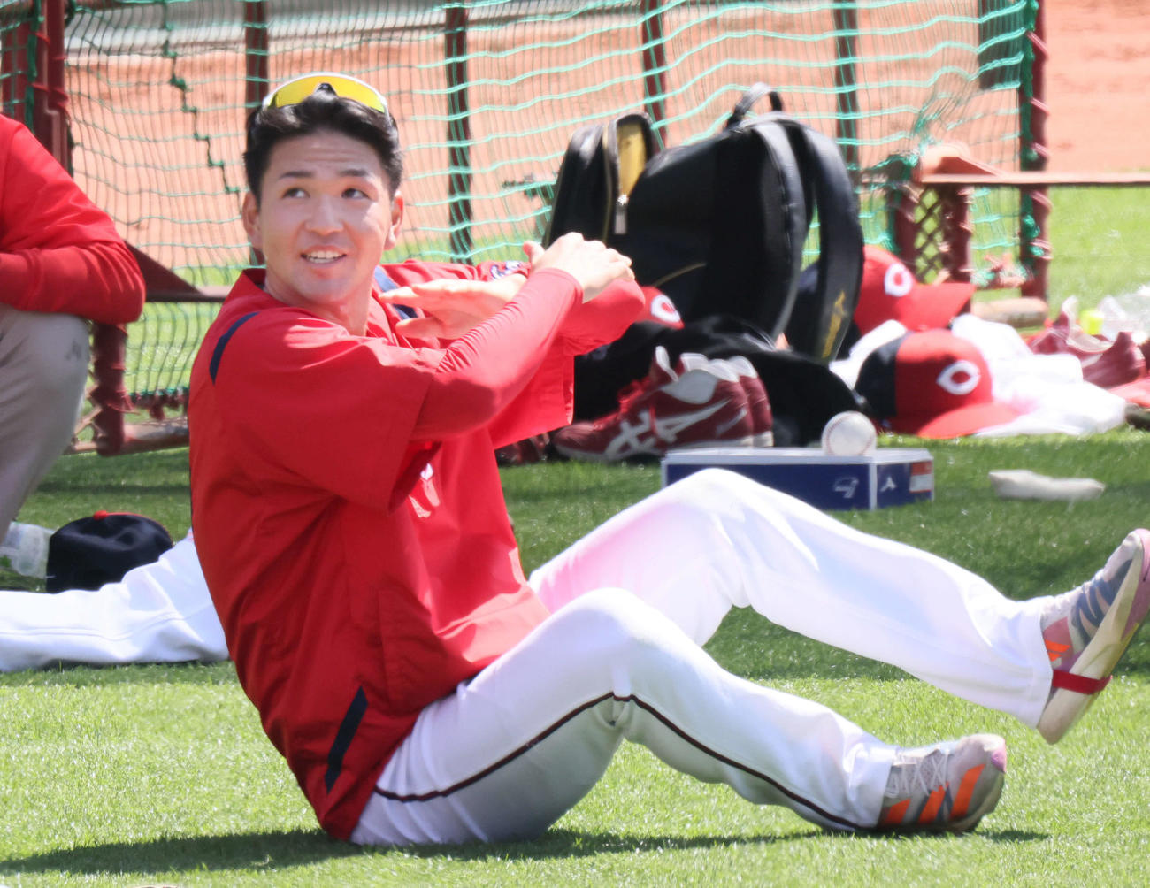 広島全体練習　体をほぐすドラフト5位の河野（撮影・加藤孝規）