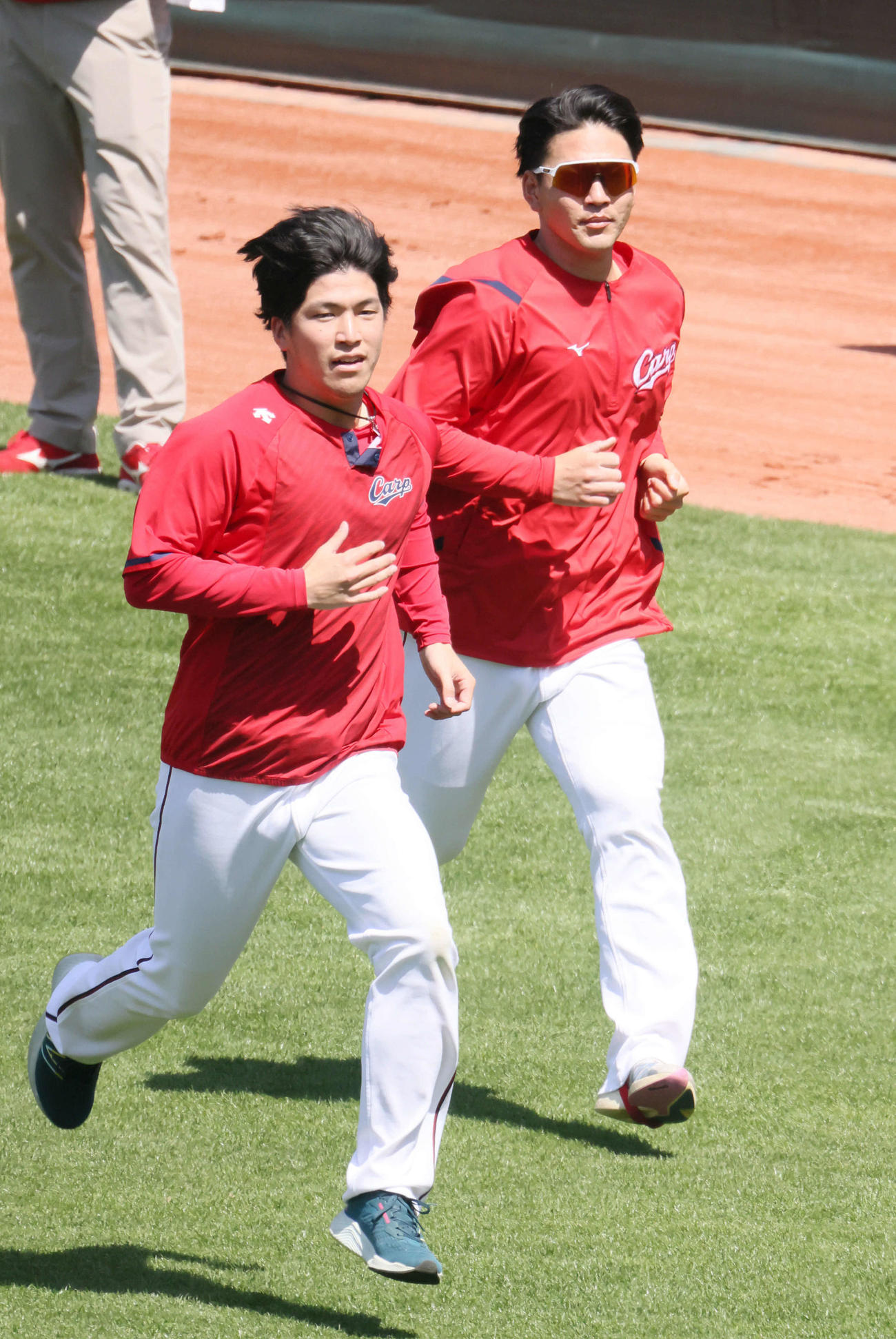 広島全体練習　走り込むドラフト5位の河野（右）と黒原（撮影・加藤孝規）