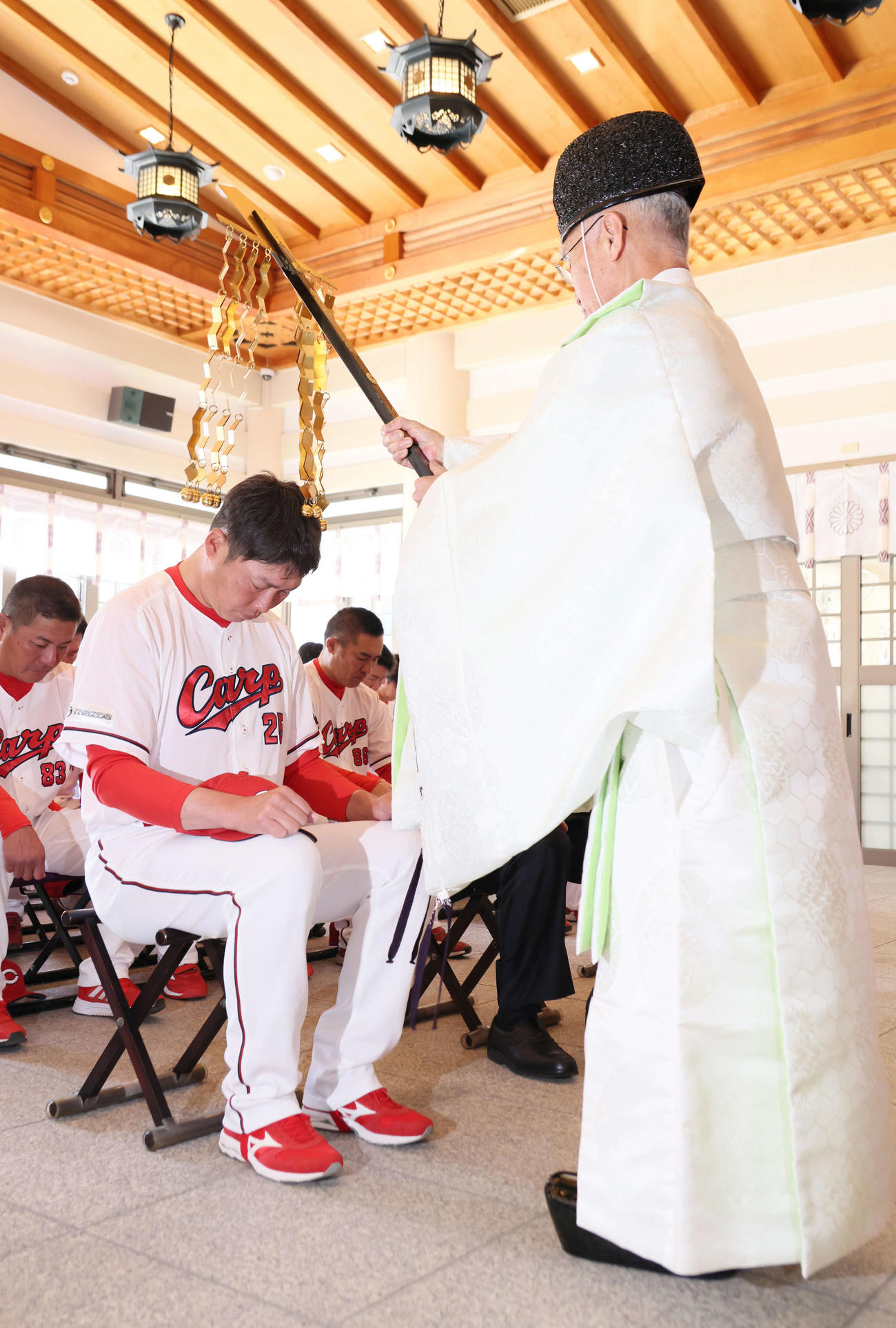 必勝祈願する広島新井監督（撮影・加藤孝規）