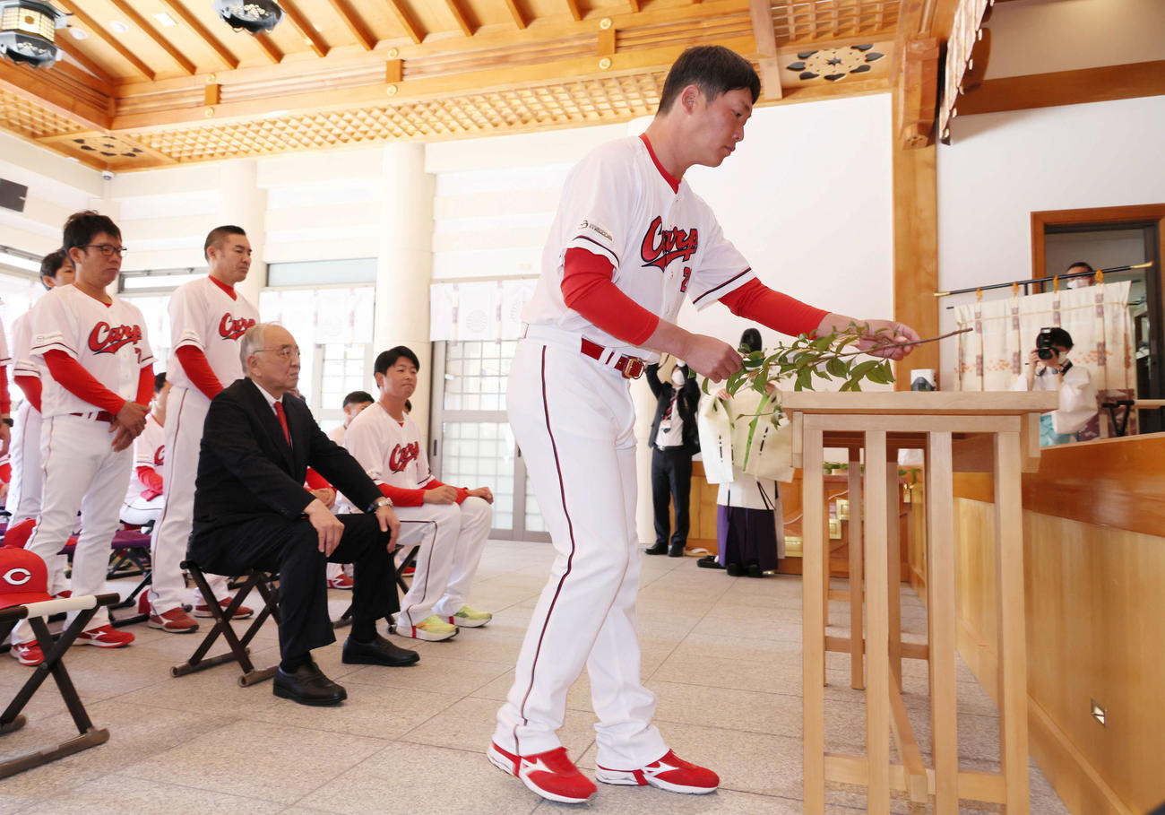 必勝祈願する広島新井貴浩監督（撮影・加藤孝規）