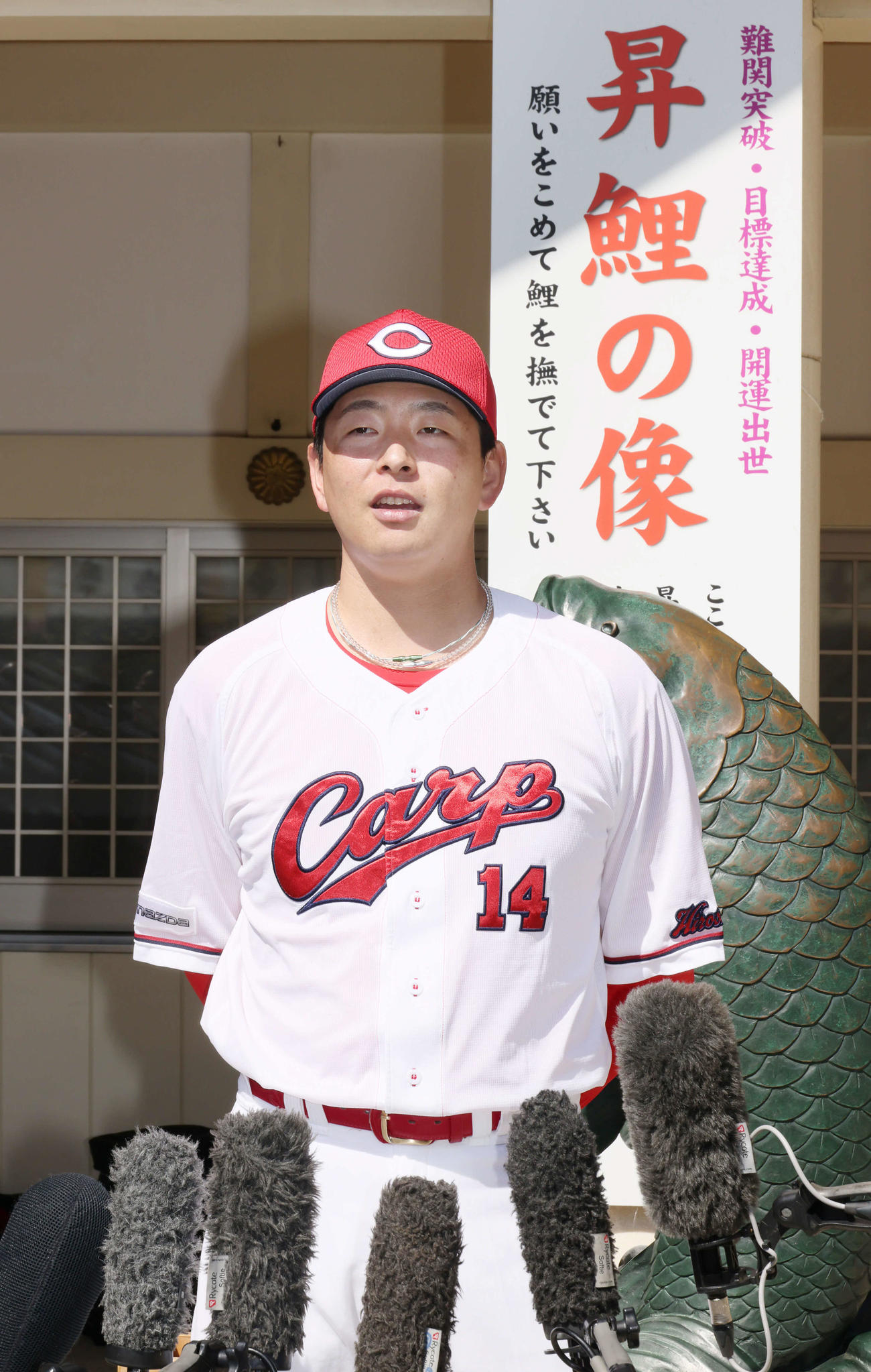 必勝祈願後、囲み取材に応じる広島大瀬良選手会長（撮影・加藤孝規）