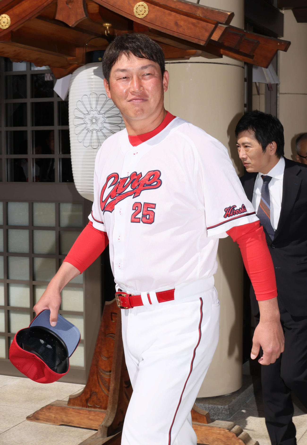 必勝祈願後、笑顔をみせる新井監督（撮影・加藤孝規）