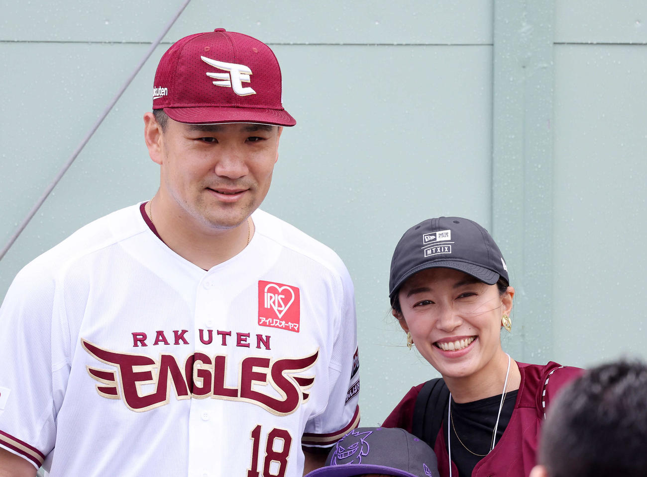 春季キャンプのブルペン投球後、写真に納まる楽天田中将（左）と里田まい（2023年2月10日撮影）