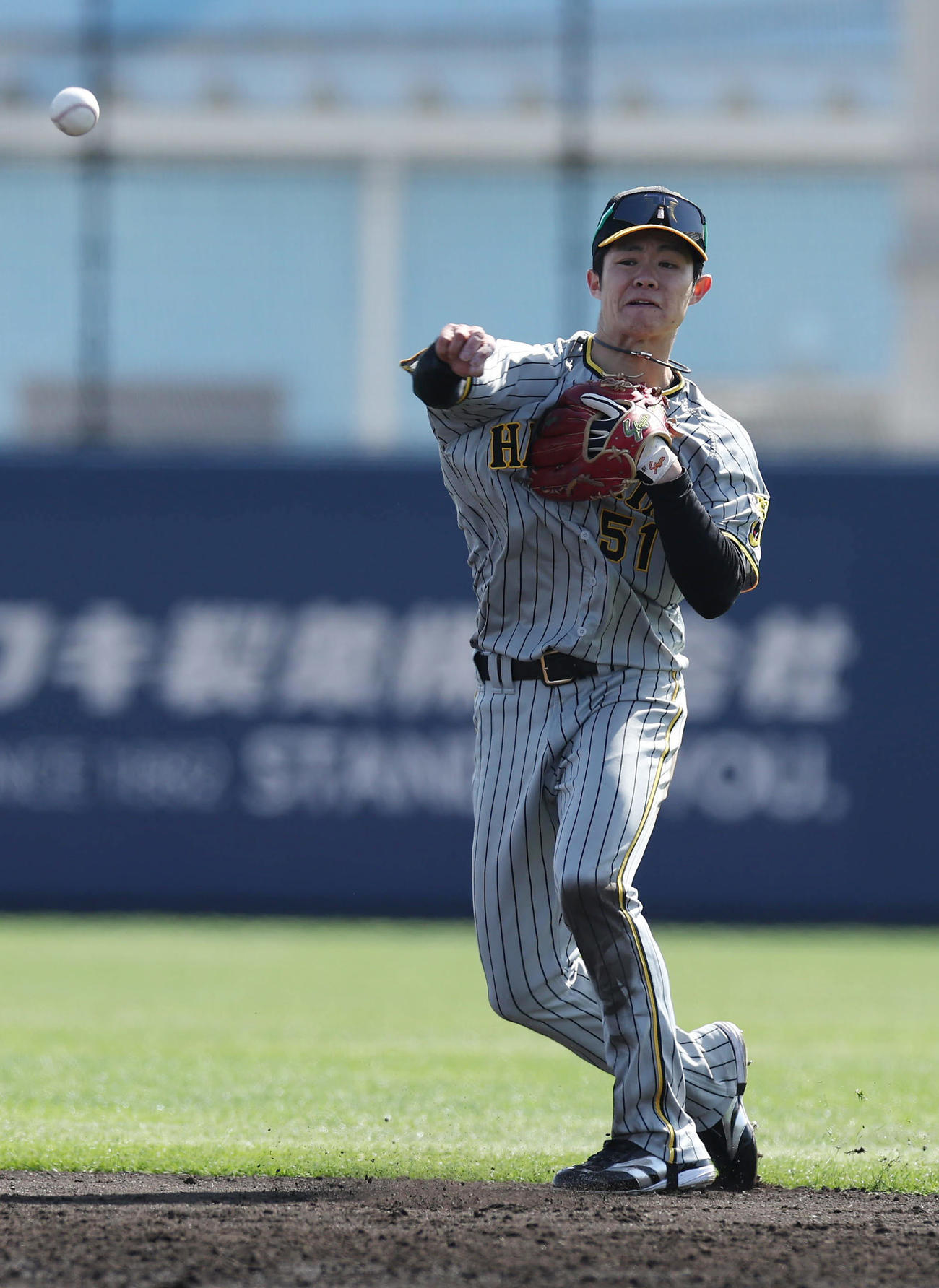 オリックス対阪神　5回裏オリックス1死、佐野皓の二ゴロをさばく中野（撮影・前田充）