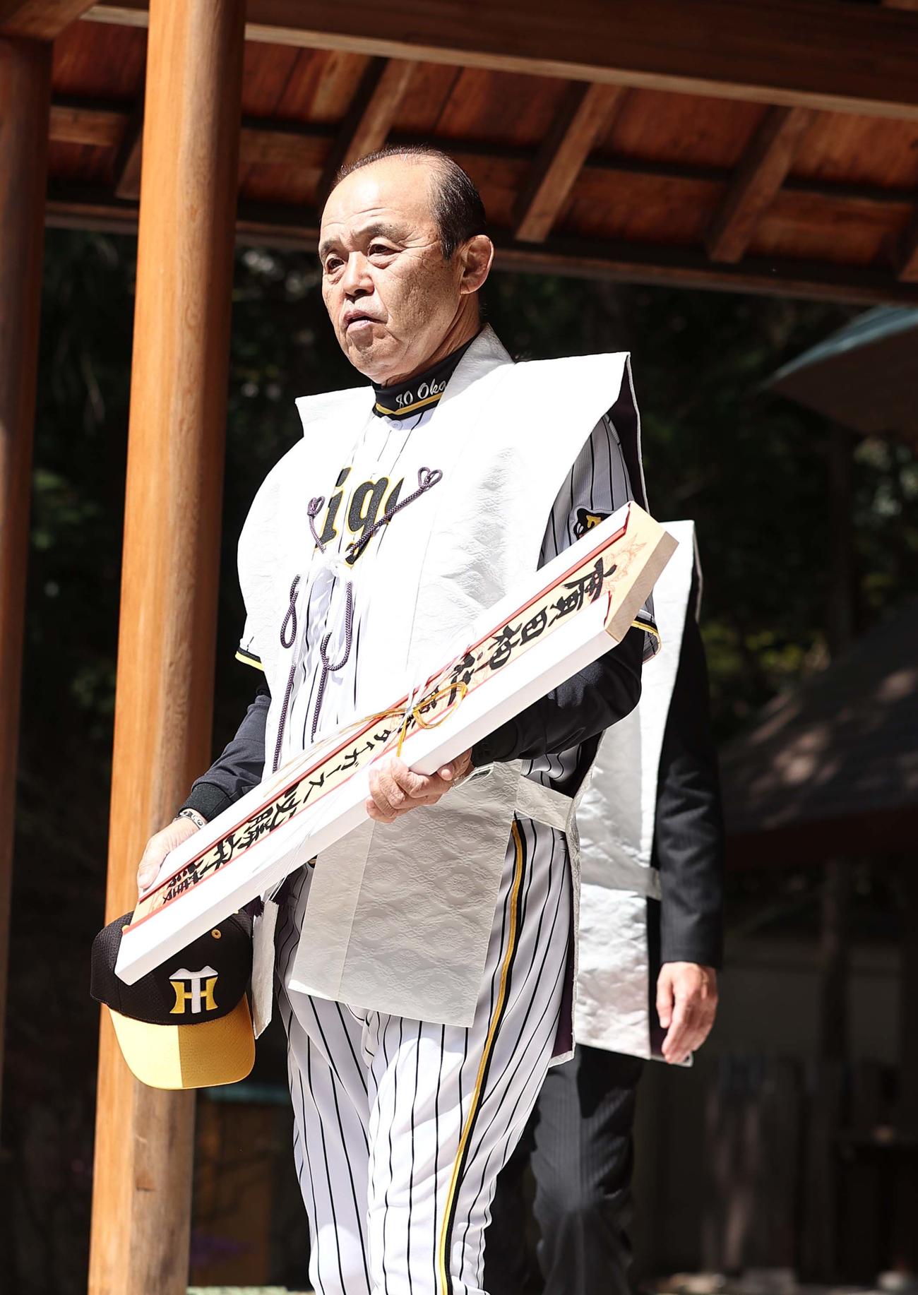 広田神社で必勝祈願をする岡田監督（撮影・上田博志）