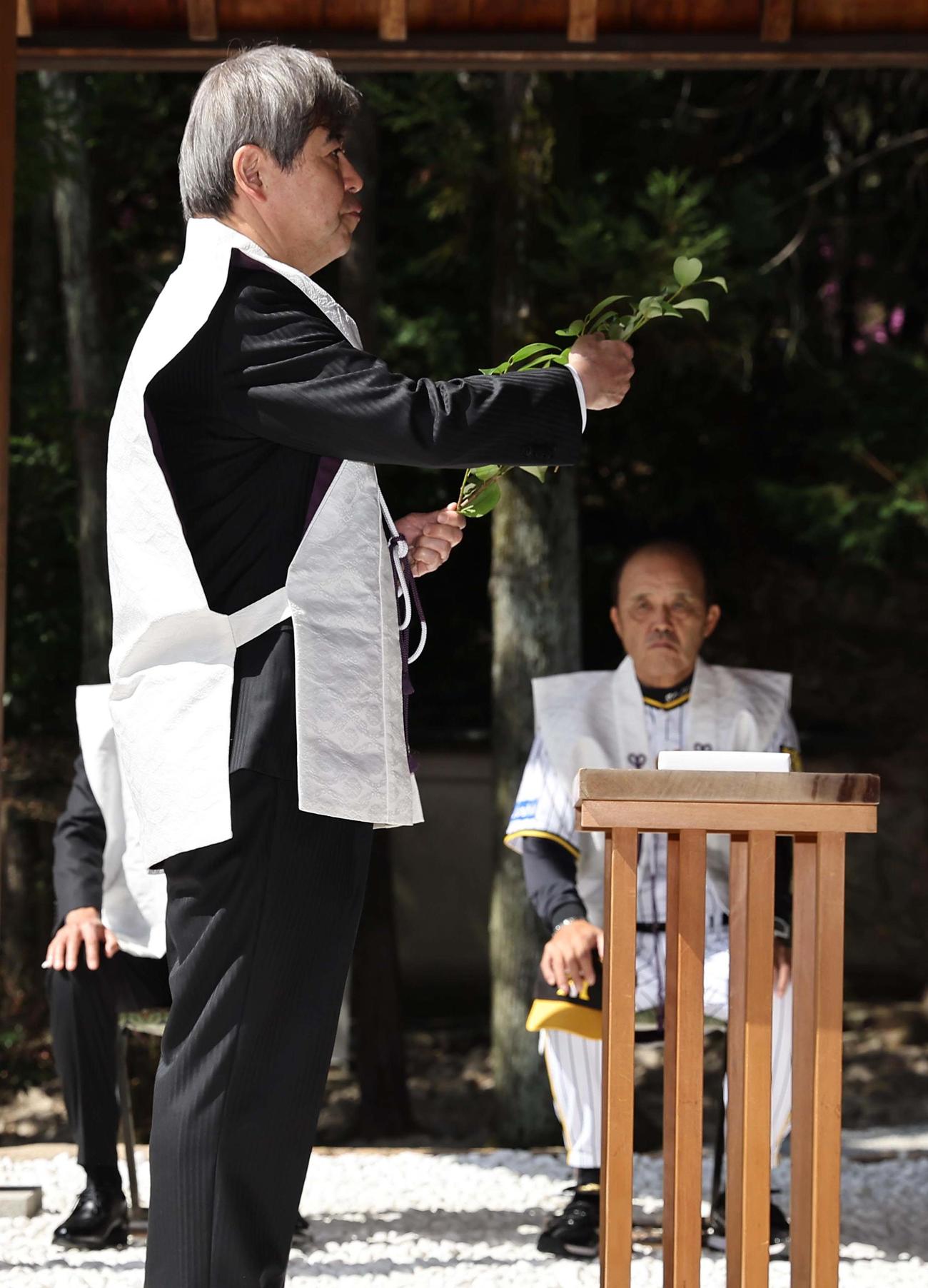必勝祈願で玉串を奉納する阪神杉山オーナー。右は岡田監督（撮影・上田博志）