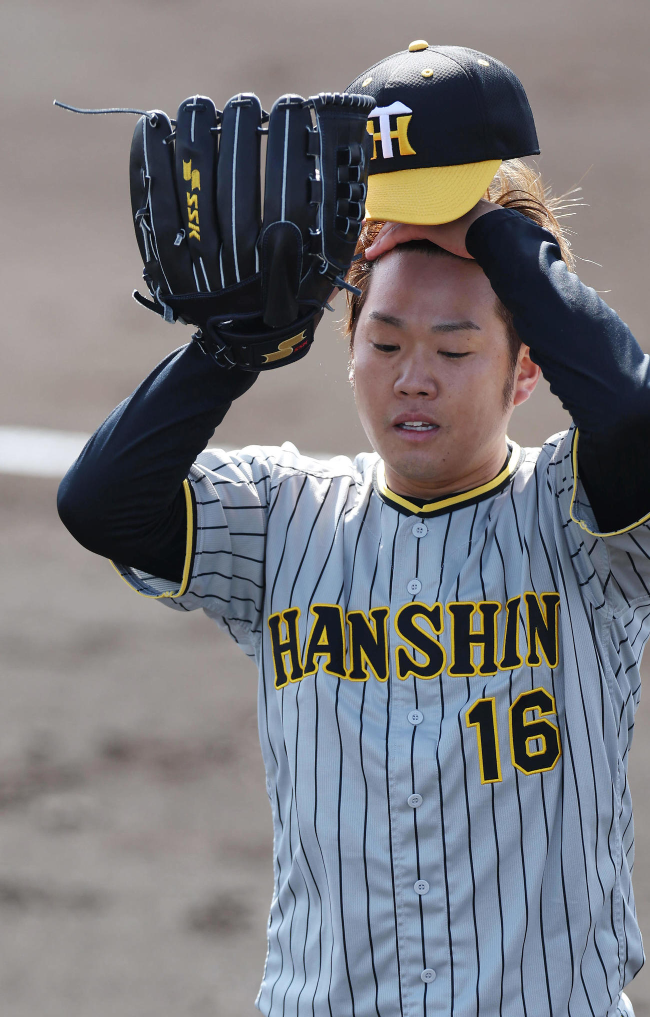 オリックス対阪神　6回裏を投げ終えベンチへ戻る阪神西勇（撮影・前田充）