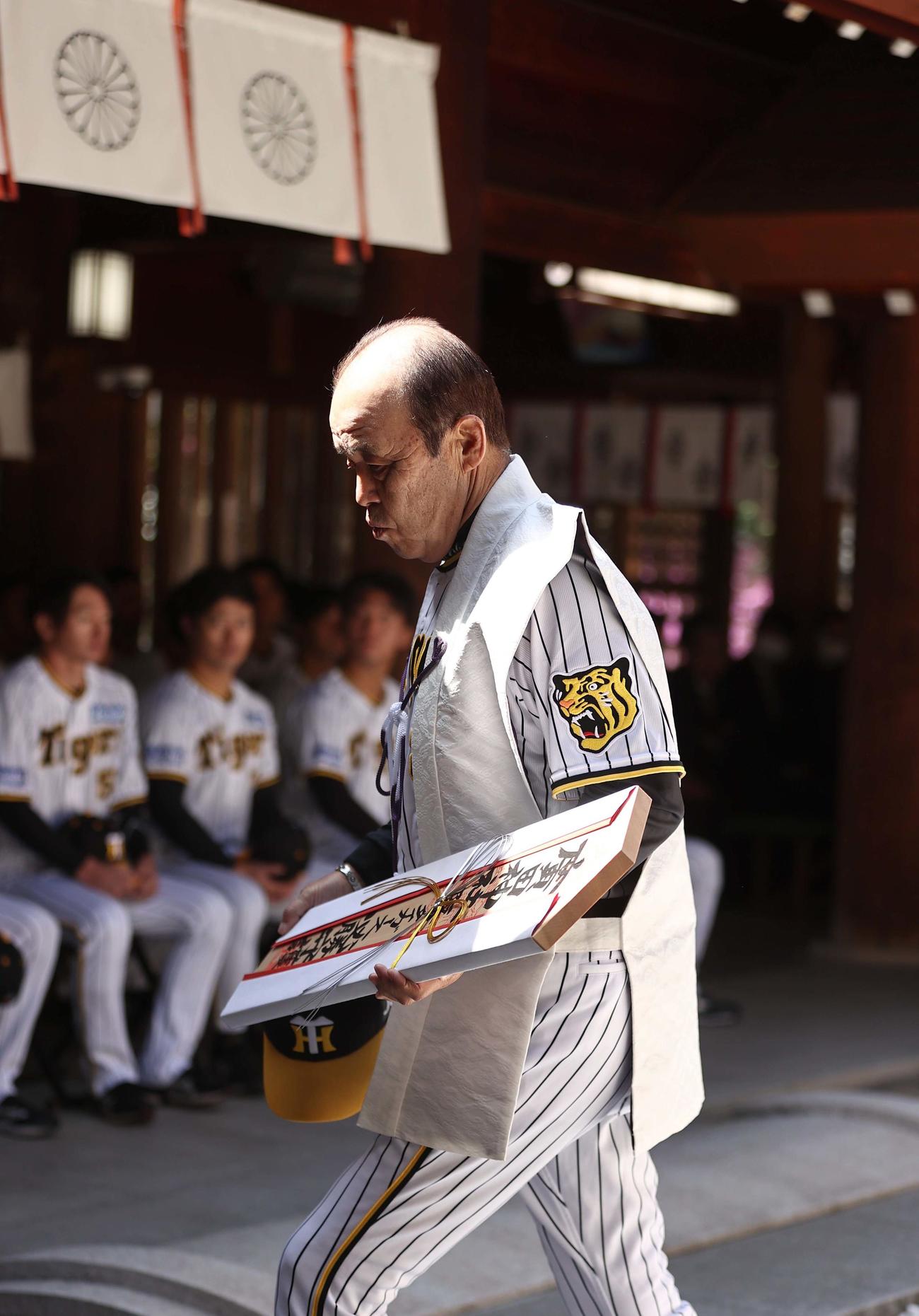 広田神社で必勝祈願をする岡田監督（撮影・上田博志）