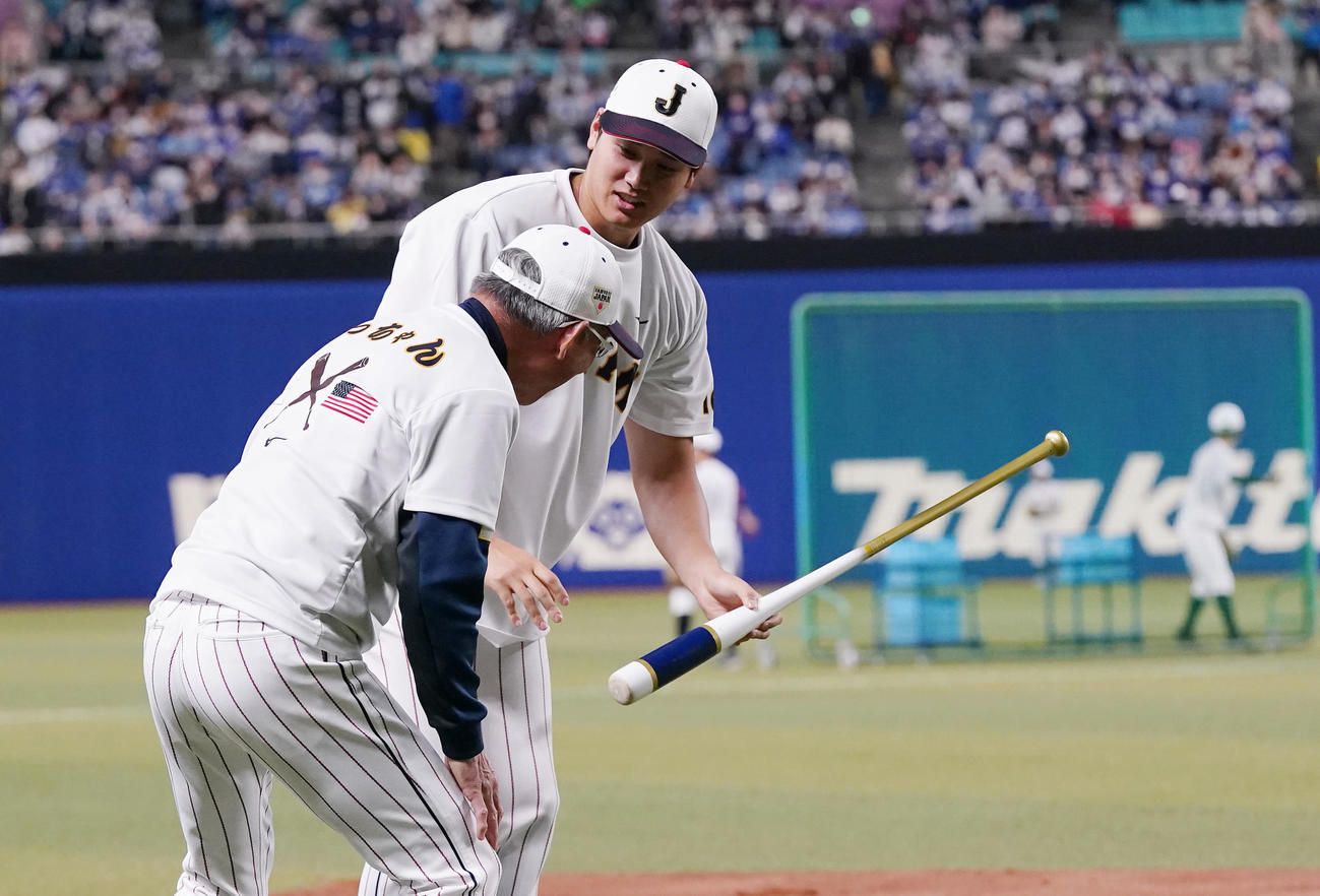 侍ジャパン対中日　試合前練習に登場し、白井ヘッドコーチ（左）にわざとぶつかり冗談を交わす大谷（2023年3月3日撮影）