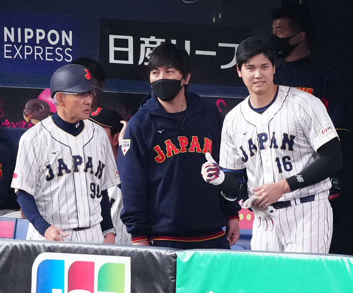 白井ヘッドコーチ（左）と言葉を交わす大谷。中央は水原通訳（2023年3月6日撮影）