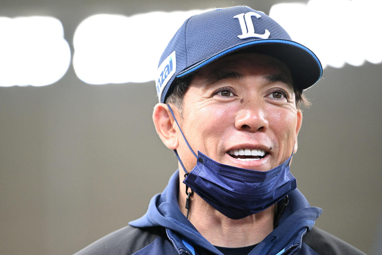 練習後、取材に応じる西武松井監督（撮影・滝沢徹郎）