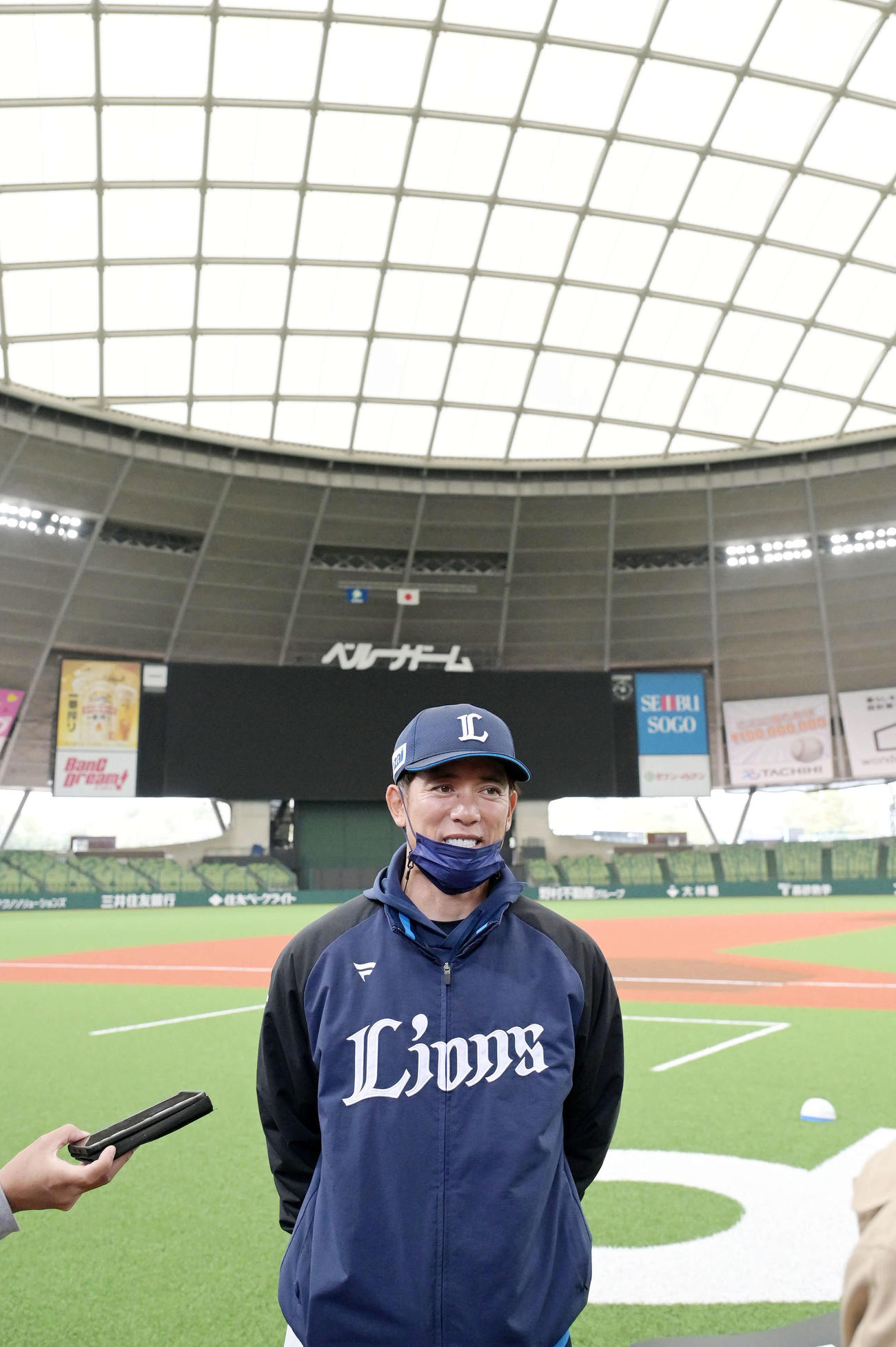 練習後、取材に応じる西武松井監督（撮影・滝沢徹郎）
