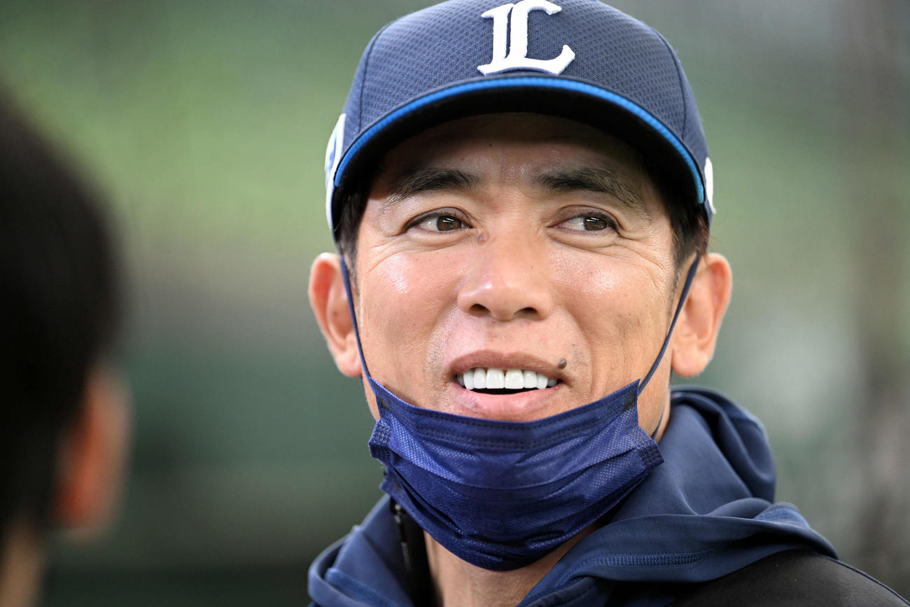 練習後、取材に応じる西武松井監督（撮影・滝沢徹郎）