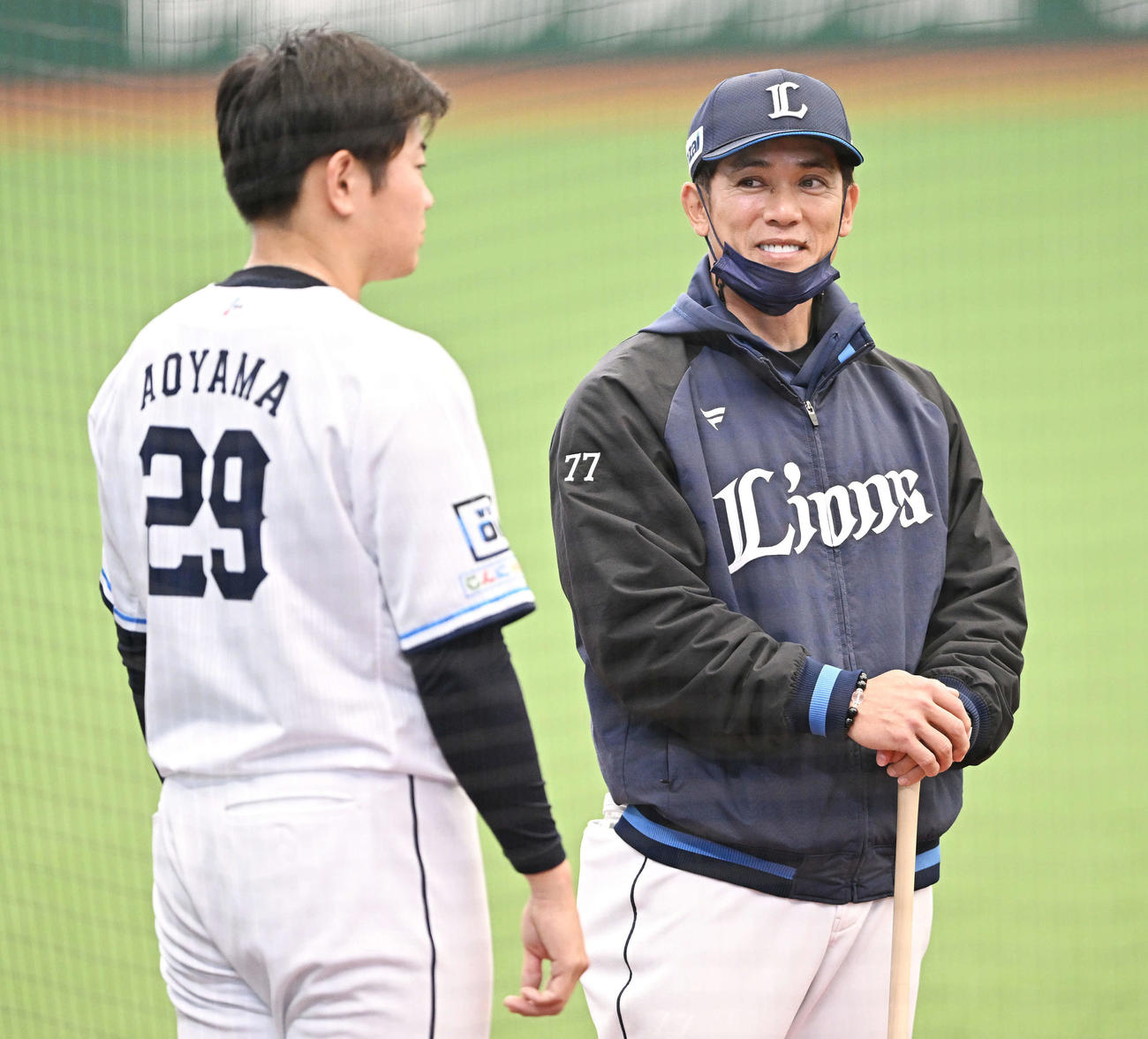 ブルペンで投球練習を終えた西武青山（左）と話す松井監督（撮影・滝沢徹郎）
