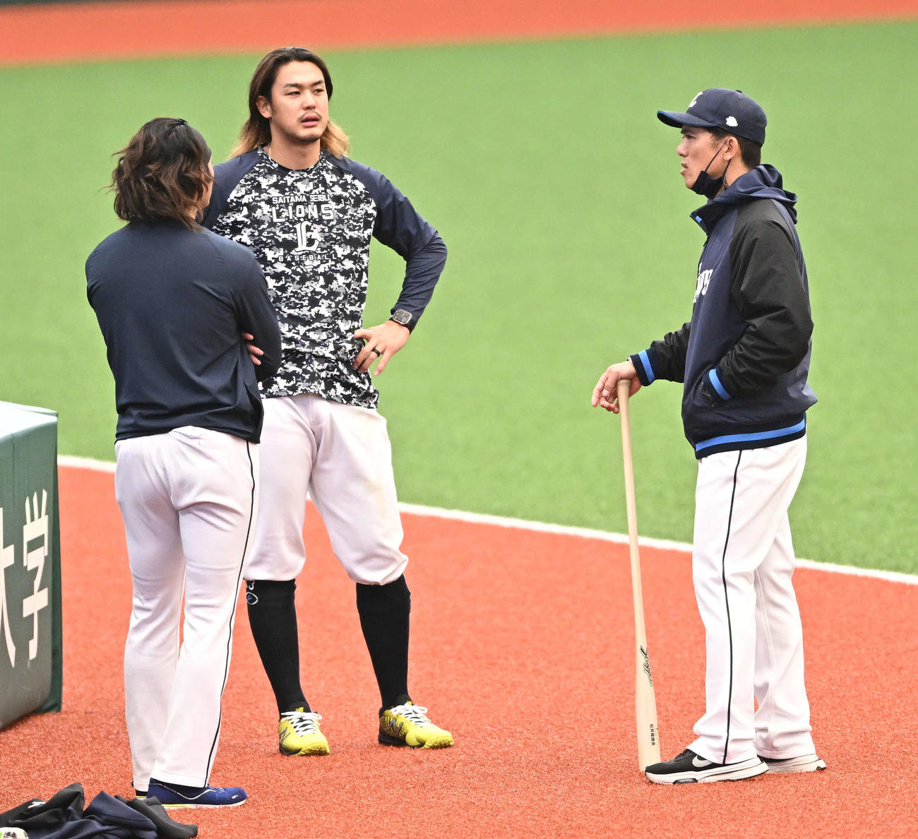西武松井監督（右）は高橋（中央）、今井と話す（撮影・滝沢徹郎）