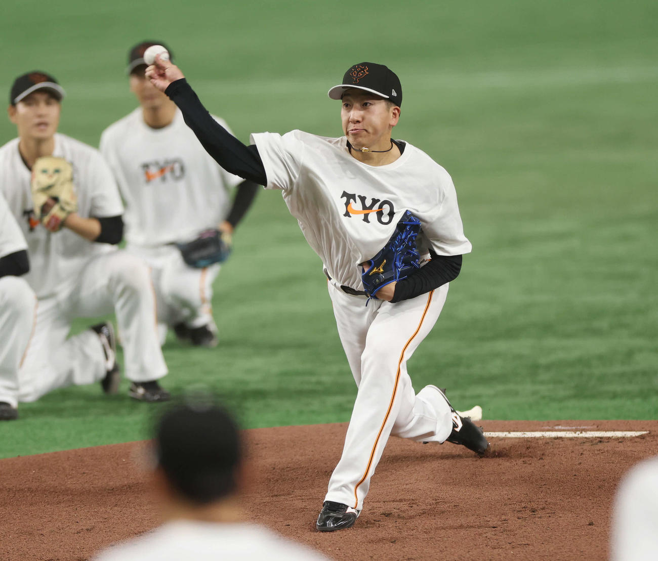 守備練習で投球する巨人大勢（撮影・宮地輝）