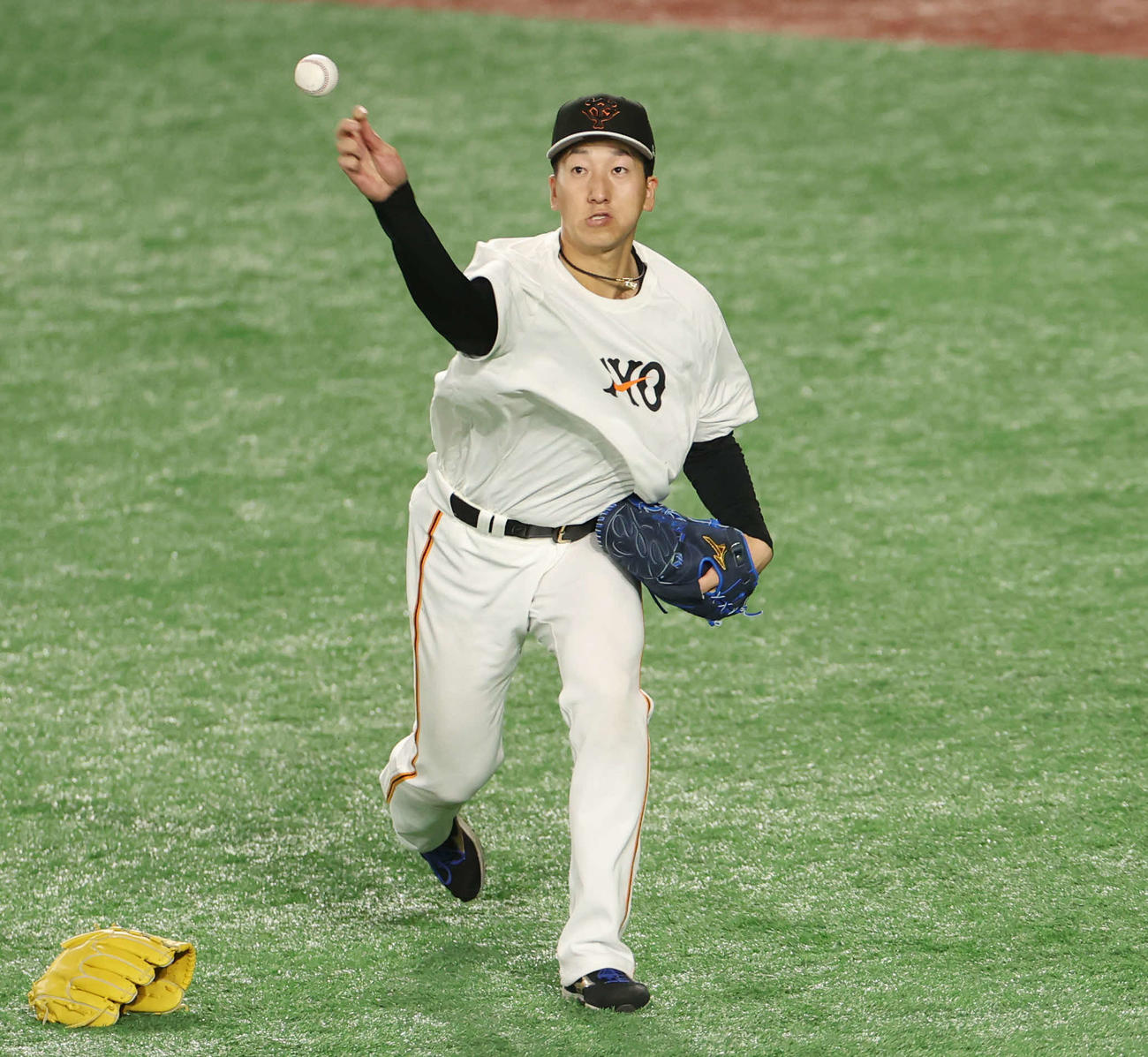 キャッチボールする巨人大勢（撮影・宮地輝）