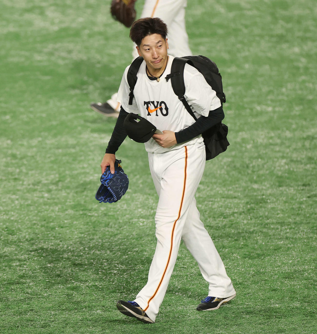 練習を終えあいさつする巨人大勢（撮影・宮地輝）