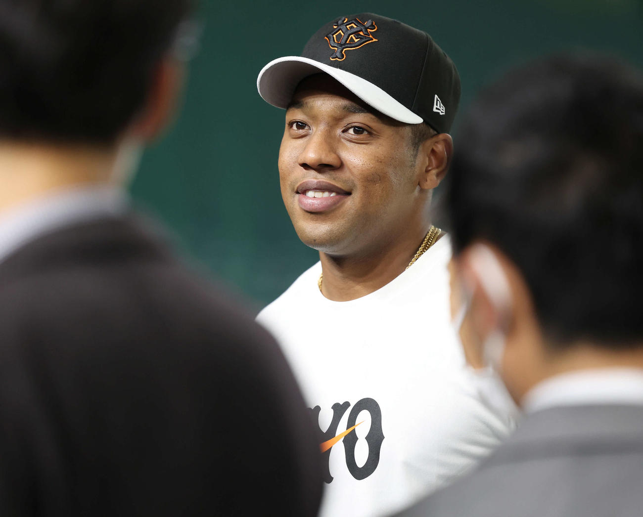 囲み取材で笑顔を見せる巨人オコエ（撮影・宮地輝）