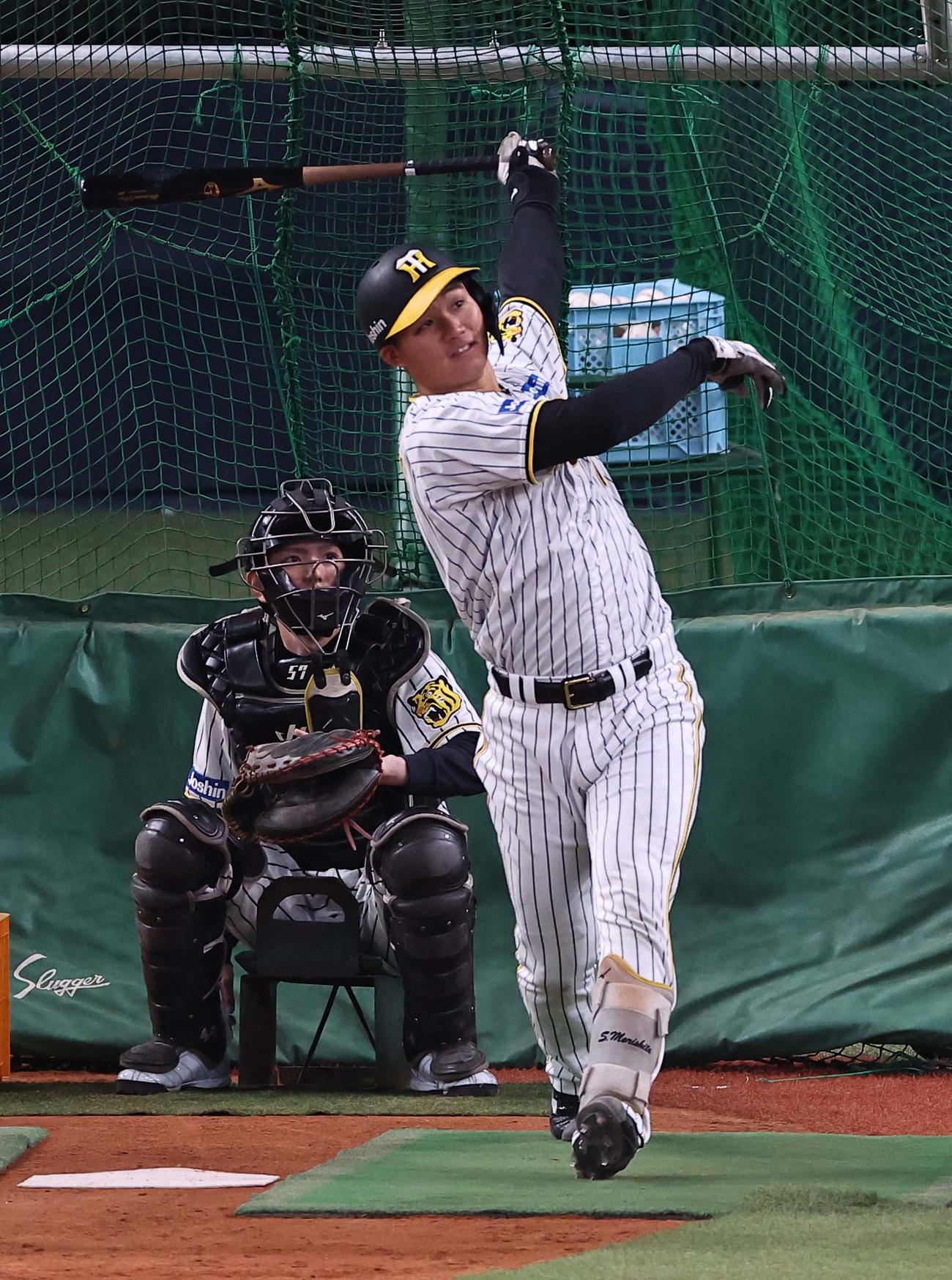 28日、フリー打撃練習をする森下