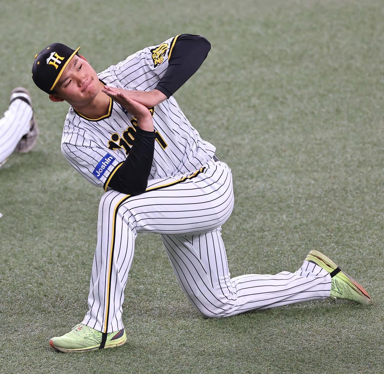 28日、ストレッチをする森下