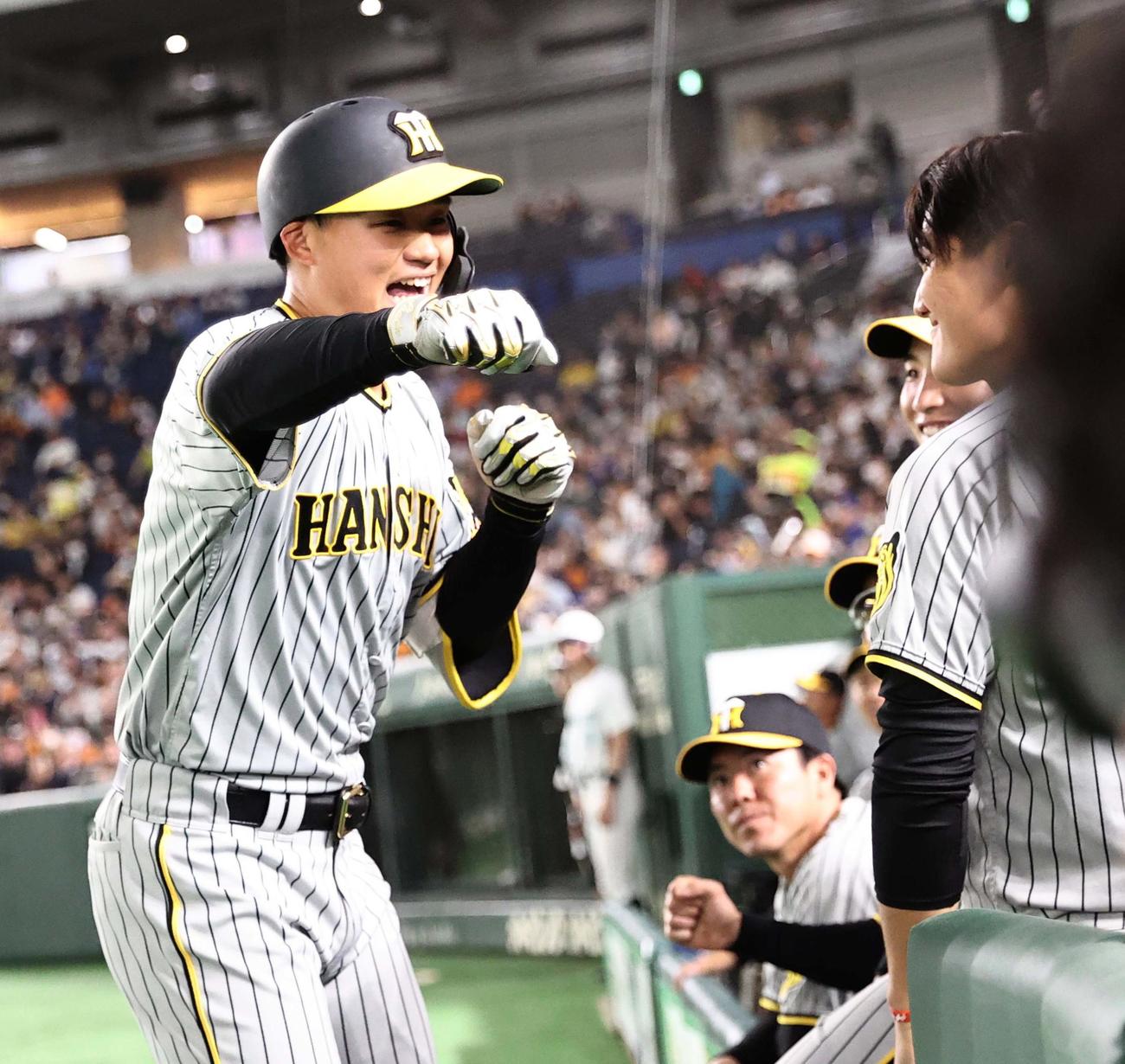 22日、巨人戦で本塁打を放った阪神森下が見せたガオガエンポーズ