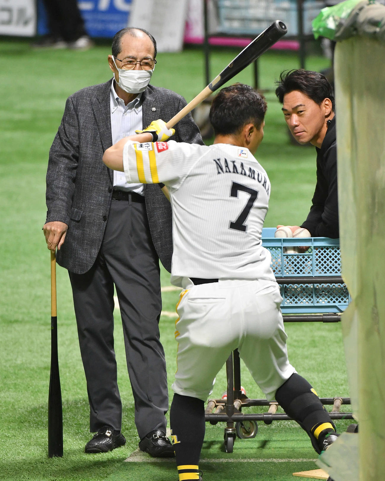 中村晃（中央）の打撃練習を見つめる王球団会長（左）、右は長谷川コーチ（撮影・岩下翔太）