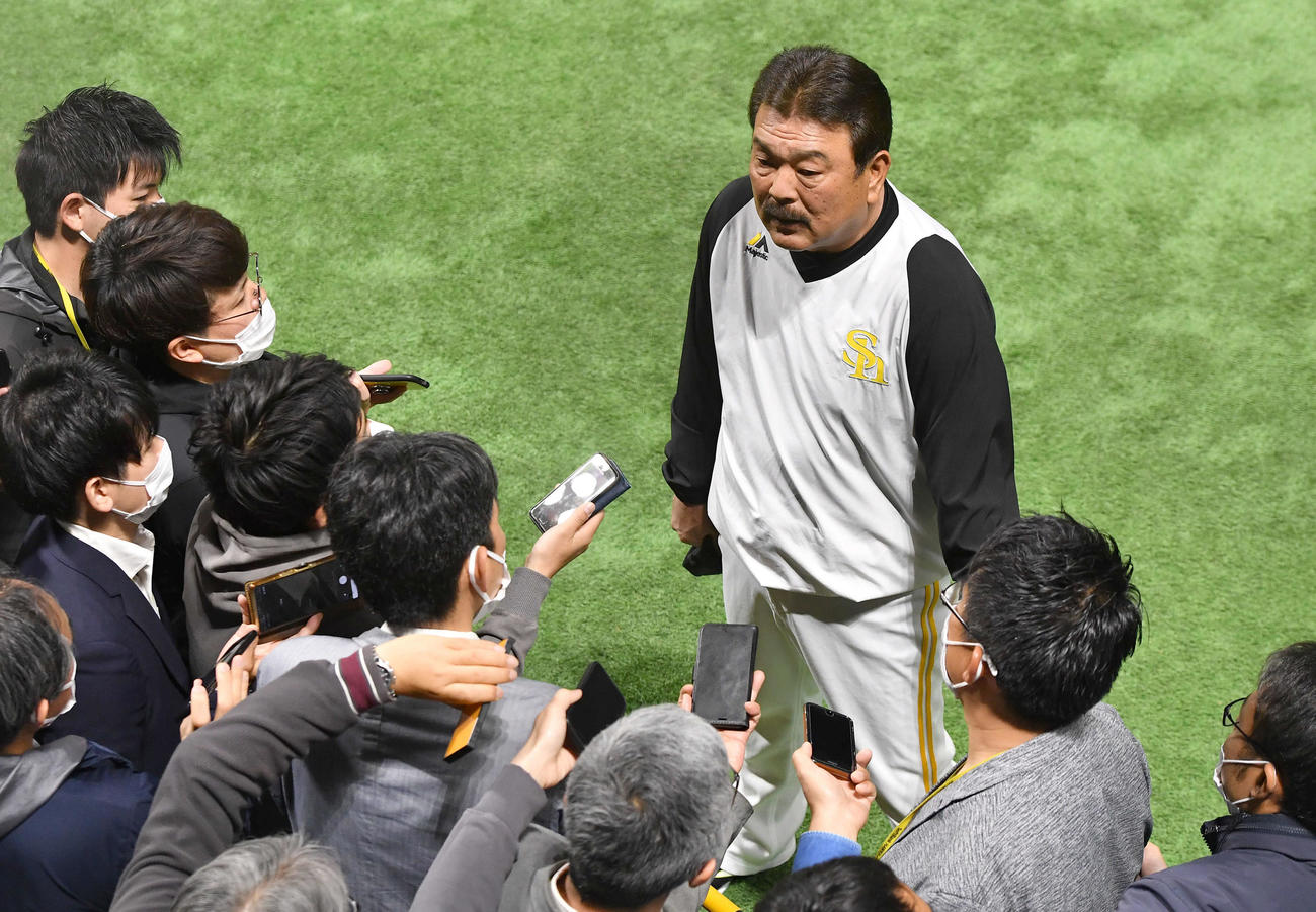 囲み取材を受ける藤本監督（撮影・岩下翔太）