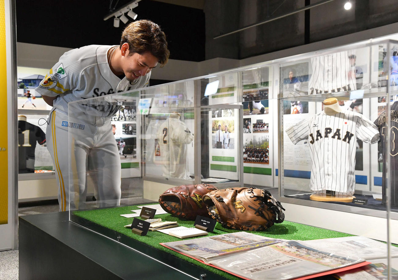 王貞治ベースボールミュージアム内で開催される特別展示「栗原陵矢展」を内覧した栗原（撮影・岩下翔太）