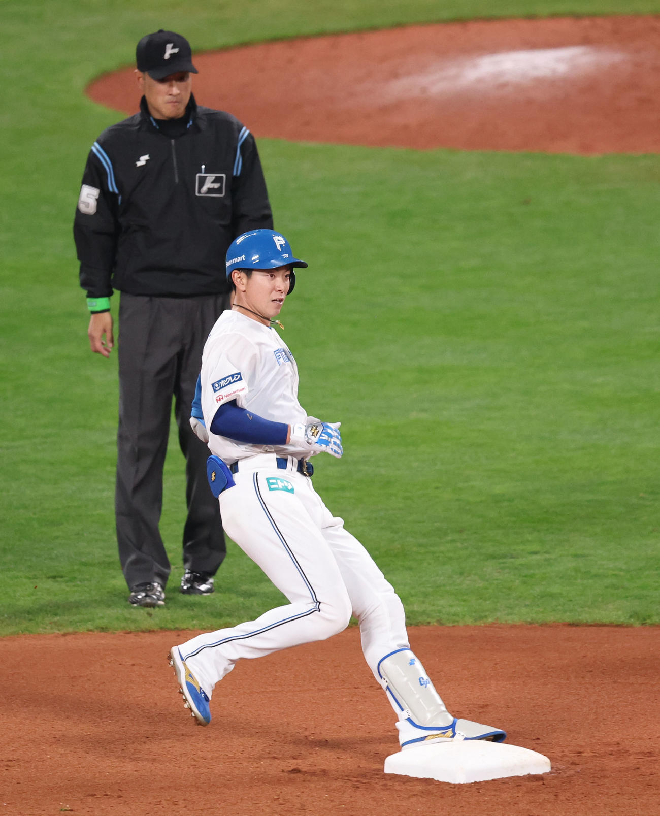 日本ハム対楽天　6回裏日本ハム1死、松本剛は二塁打を放つ（撮影・佐藤翔太）