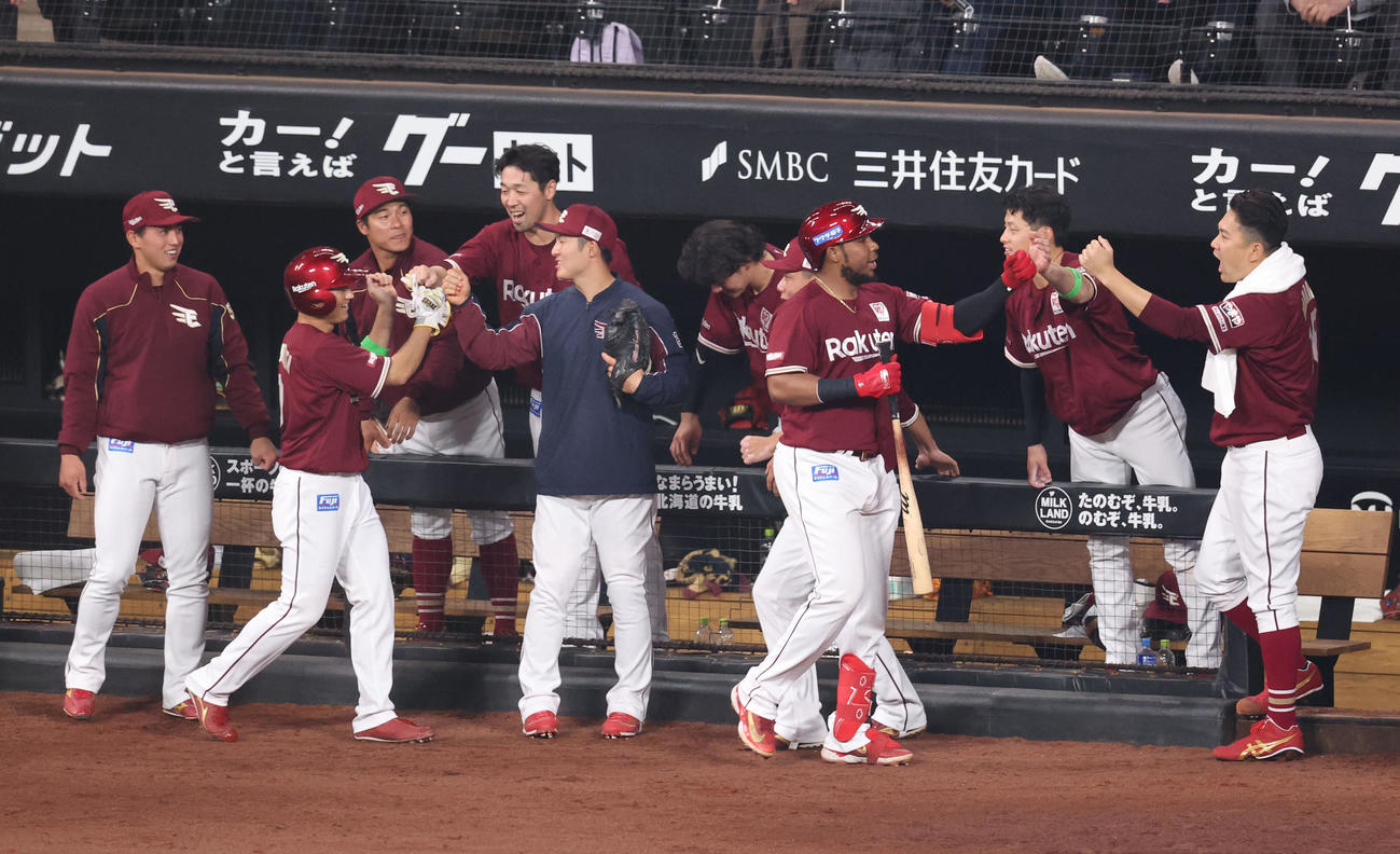 日本ハム対楽天　6回表楽天無死一塁、右越え2点本塁打を放ったフランコを出迎える田中将（右）らナイン（撮影・佐藤翔太）