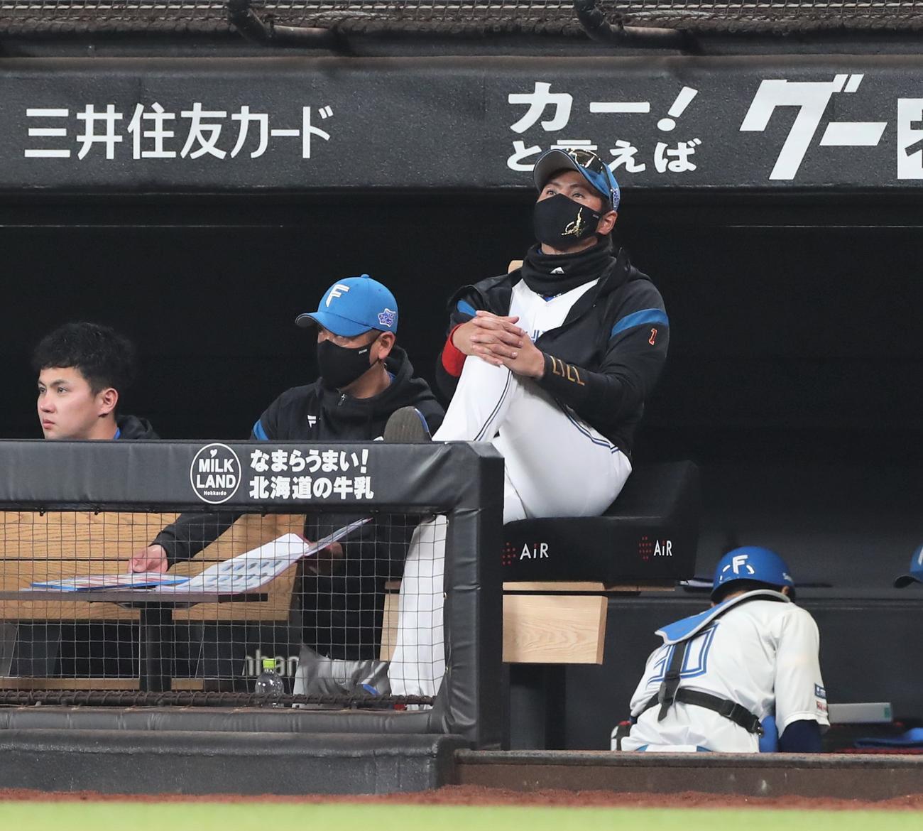 日本ハム対楽天　ベンチで遠くを見つめる日本ハム新庄監督（撮影・黒川智章）