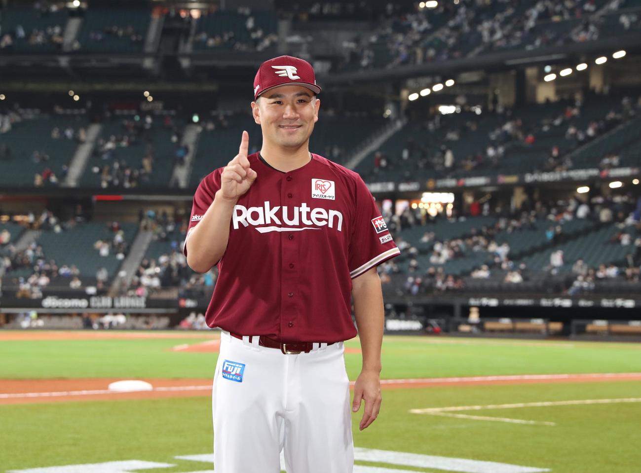 日本ハム対楽天　開幕勝利を挙げ今季「1勝目」ポーズの田中将（撮影・黒川智章）