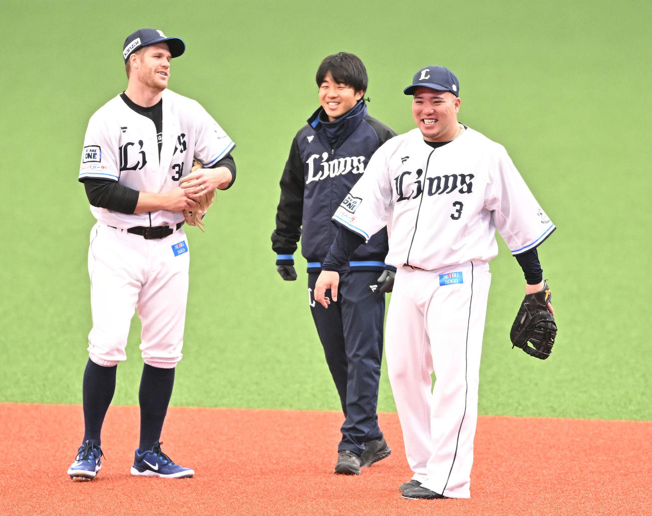 西武山川（右）はマキノンと談笑する（撮影・滝沢徹郎）